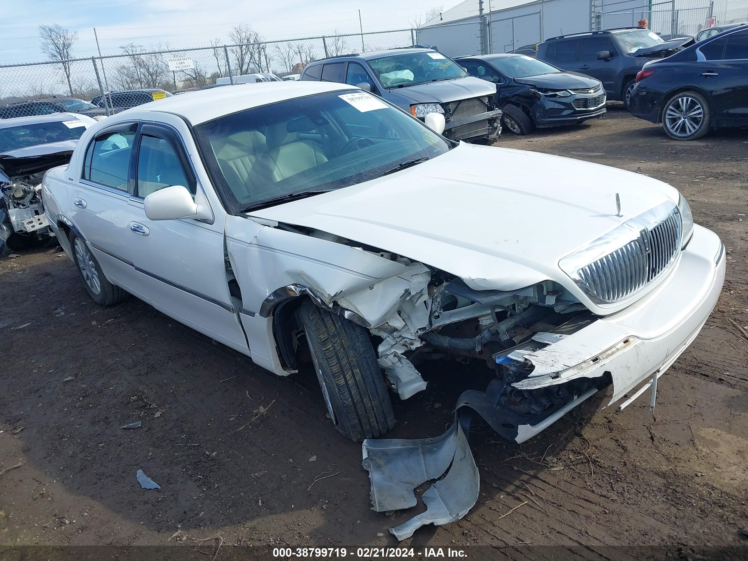 LINCOLN TOWN CAR 2003 1lnhm82wx3y641455