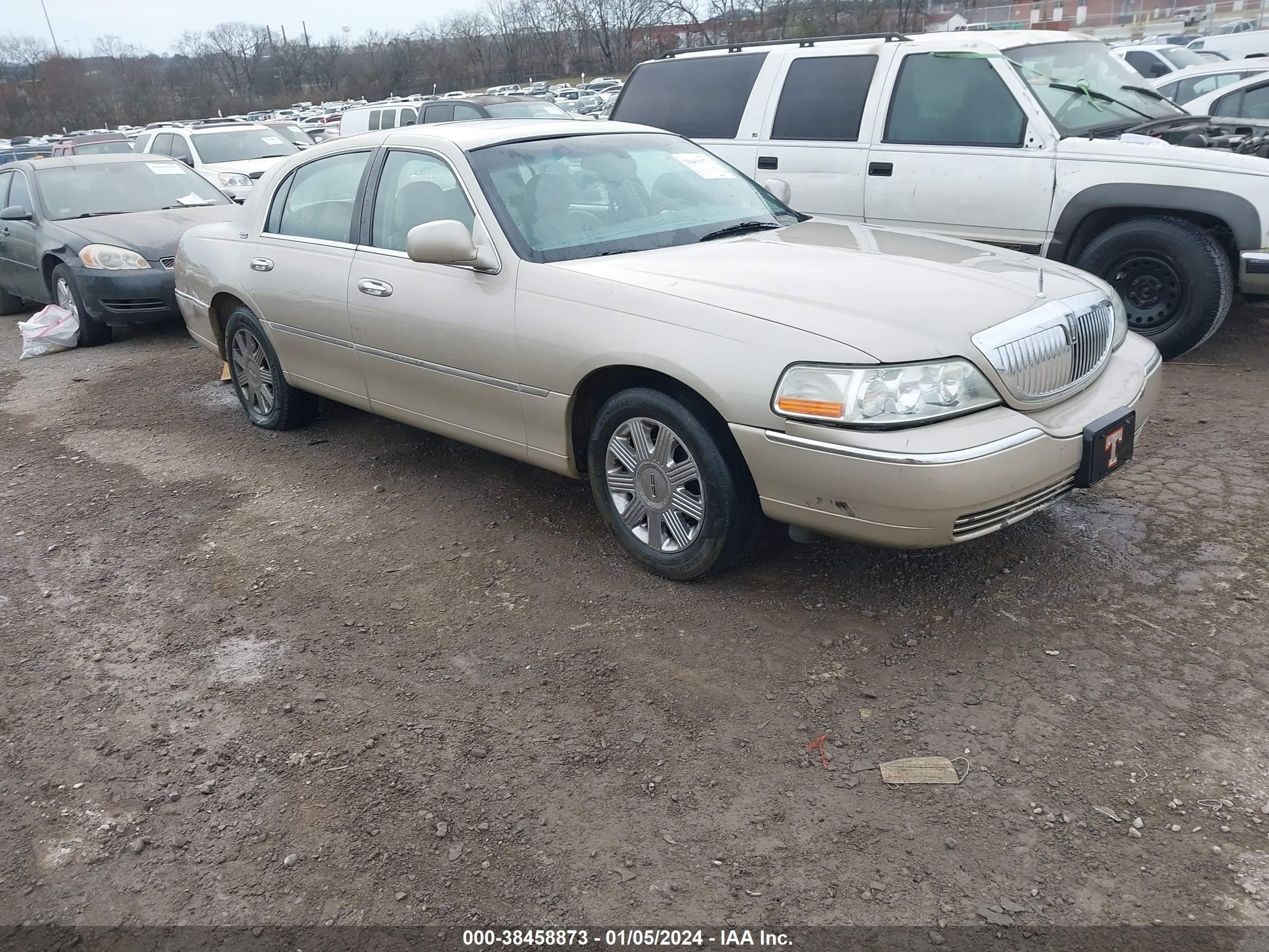 LINCOLN TOWN CAR 2005 1lnhm82wx5y649686