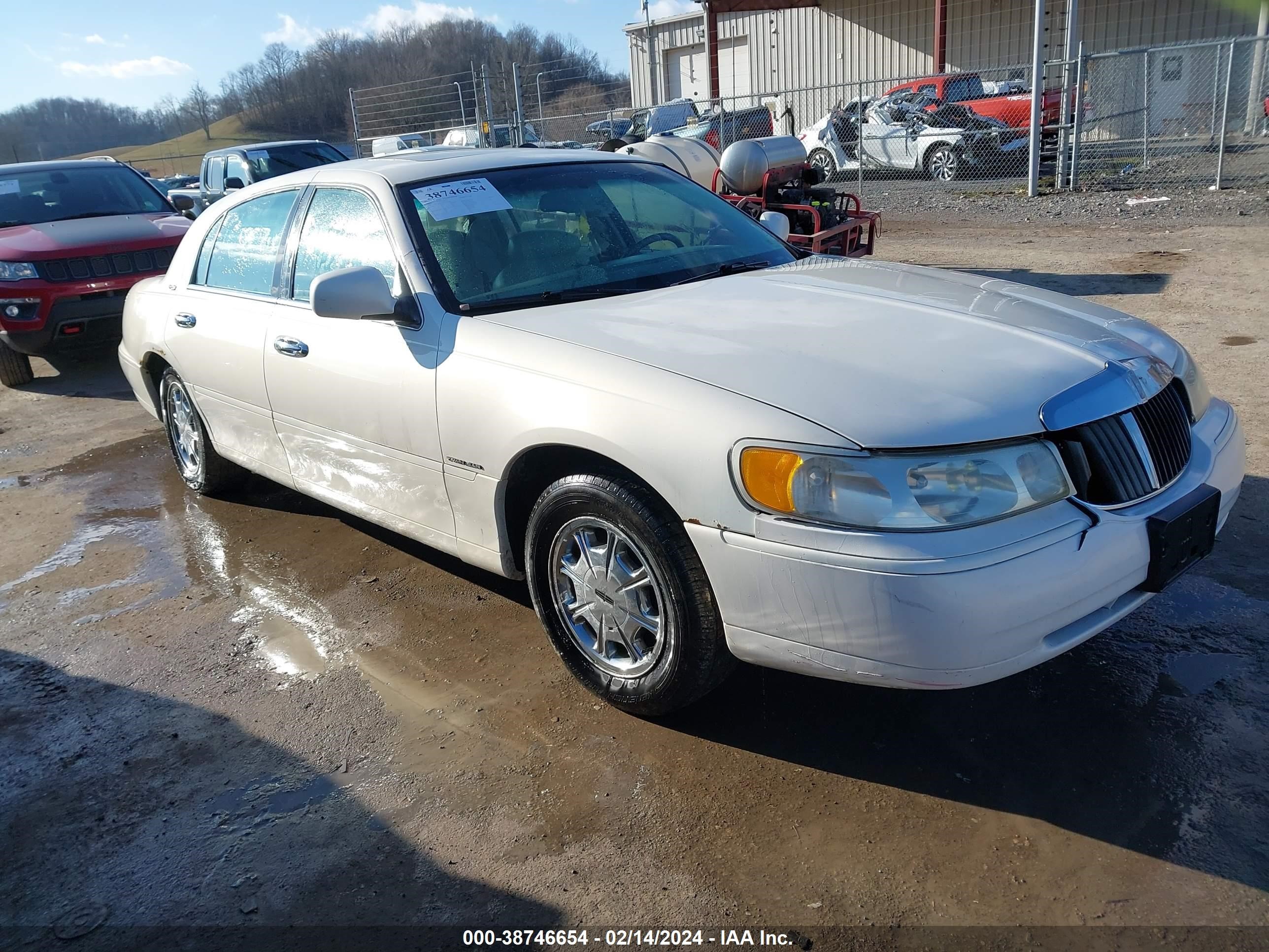 LINCOLN TOWN CAR 1999 1lnhm82wxxy715432