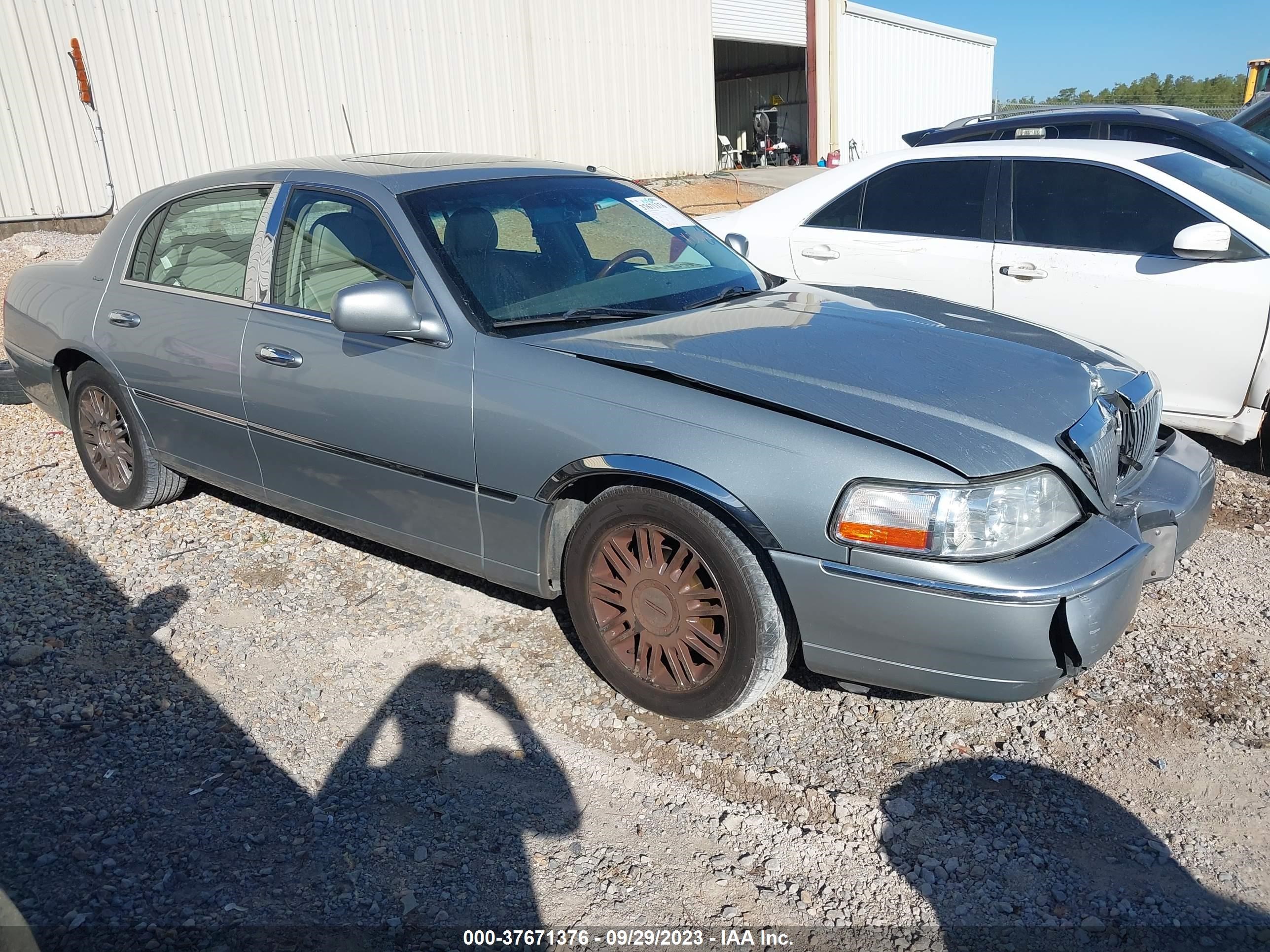 LINCOLN TOWN CAR 2006 1lnhm83v56y609877