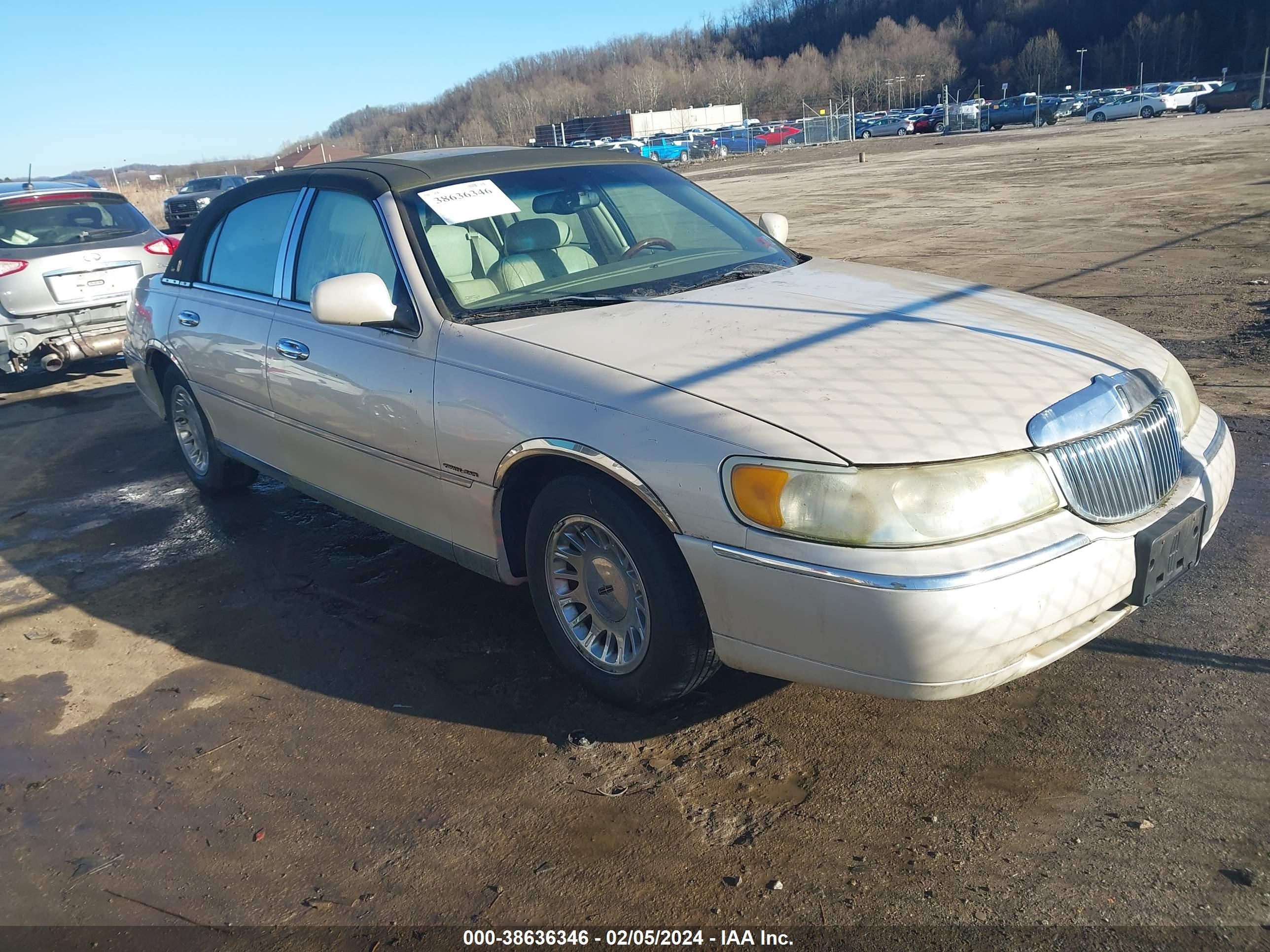 LINCOLN TOWN CAR 2001 1lnhm83w01y723951