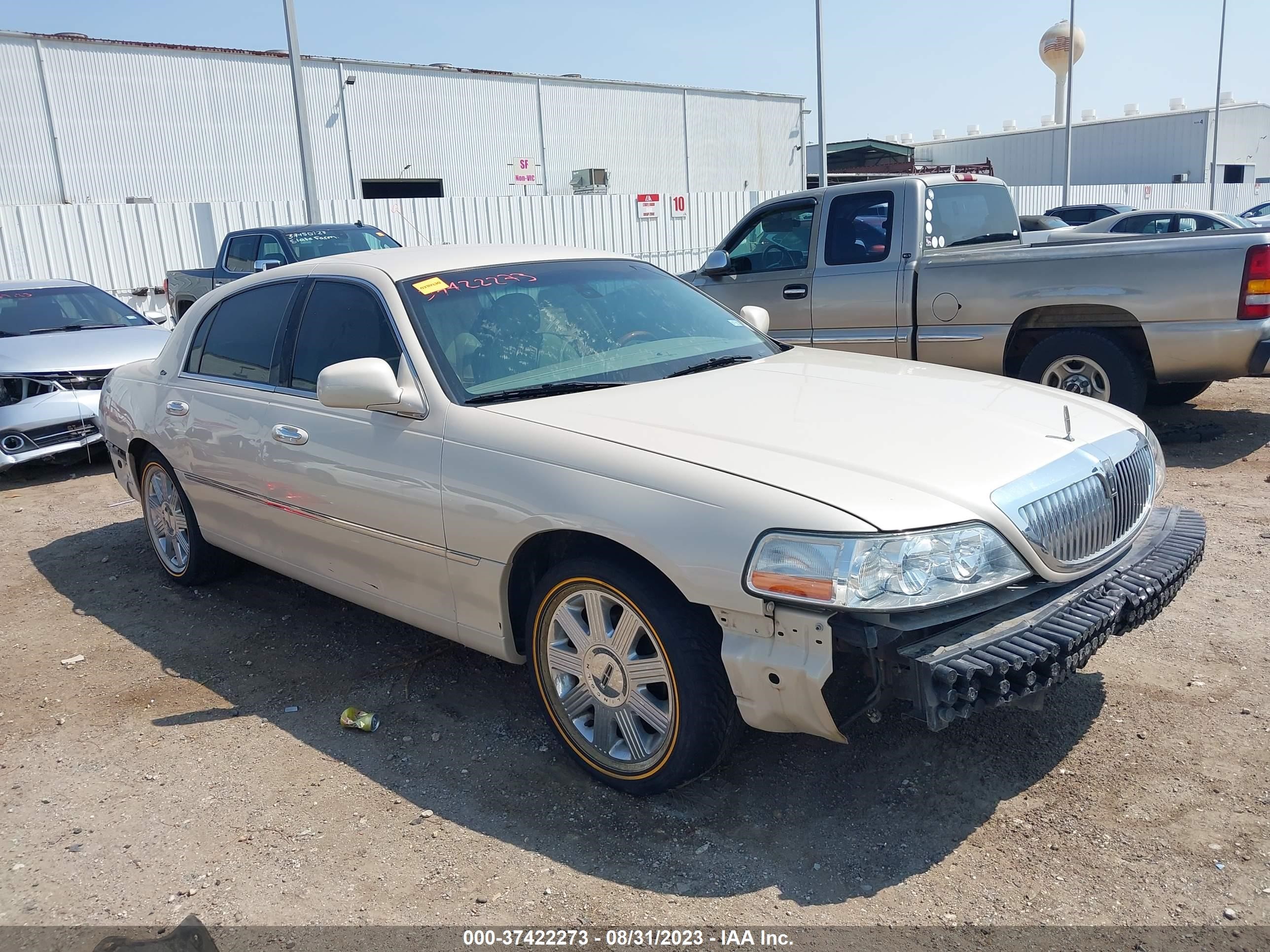 LINCOLN TOWN CAR 2003 1lnhm83w13y684970