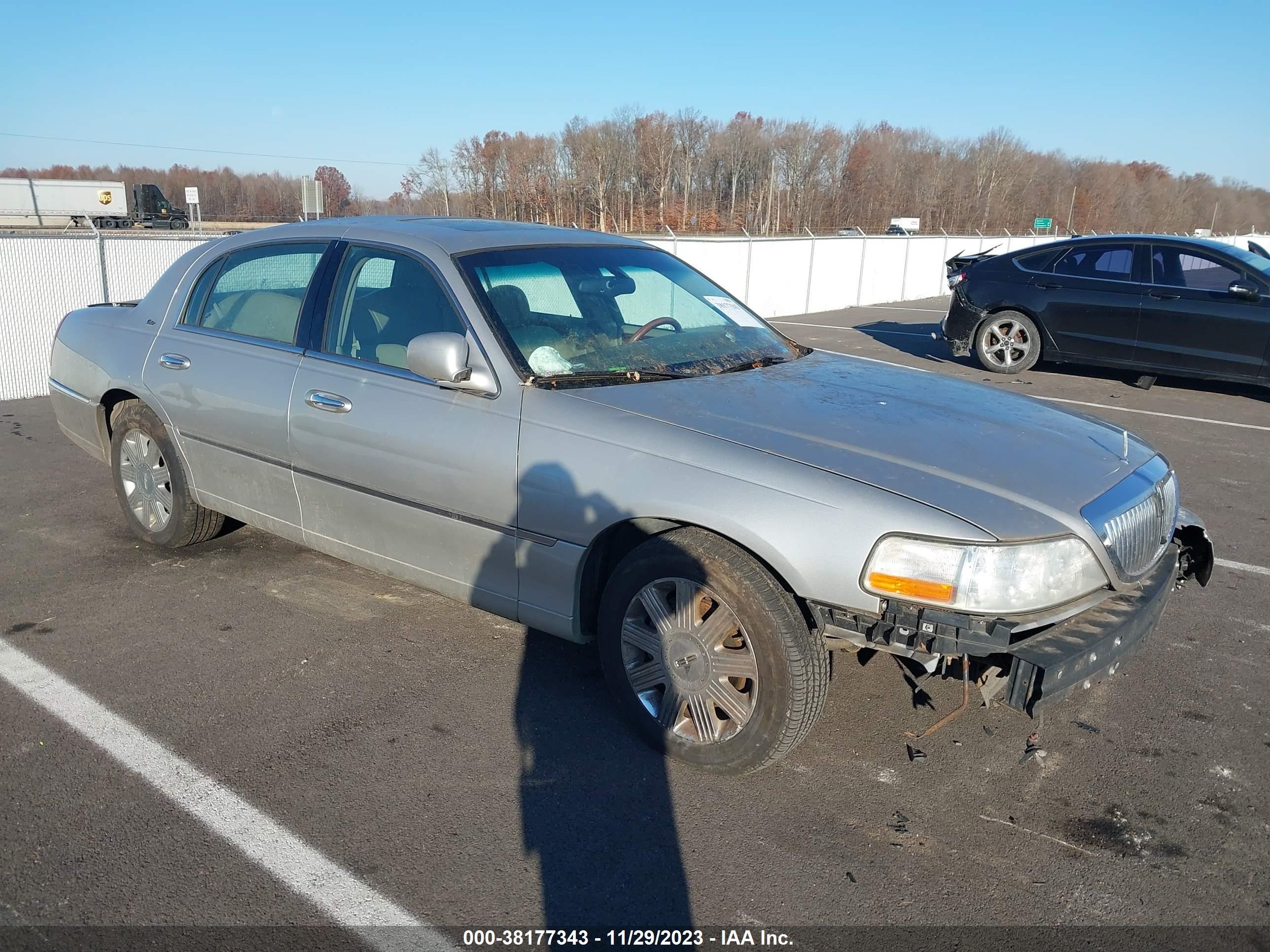 LINCOLN TOWN CAR 2003 1lnhm83w13y697606