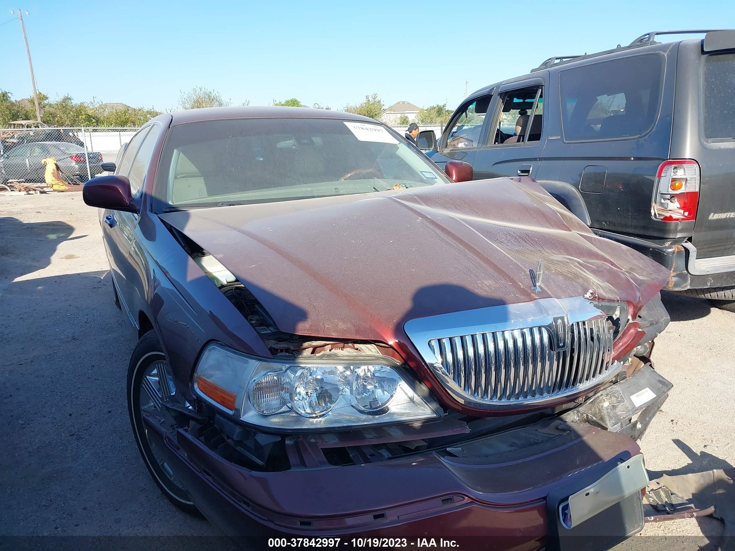 LINCOLN TOWN CAR 2003 1lnhm83w23y624065