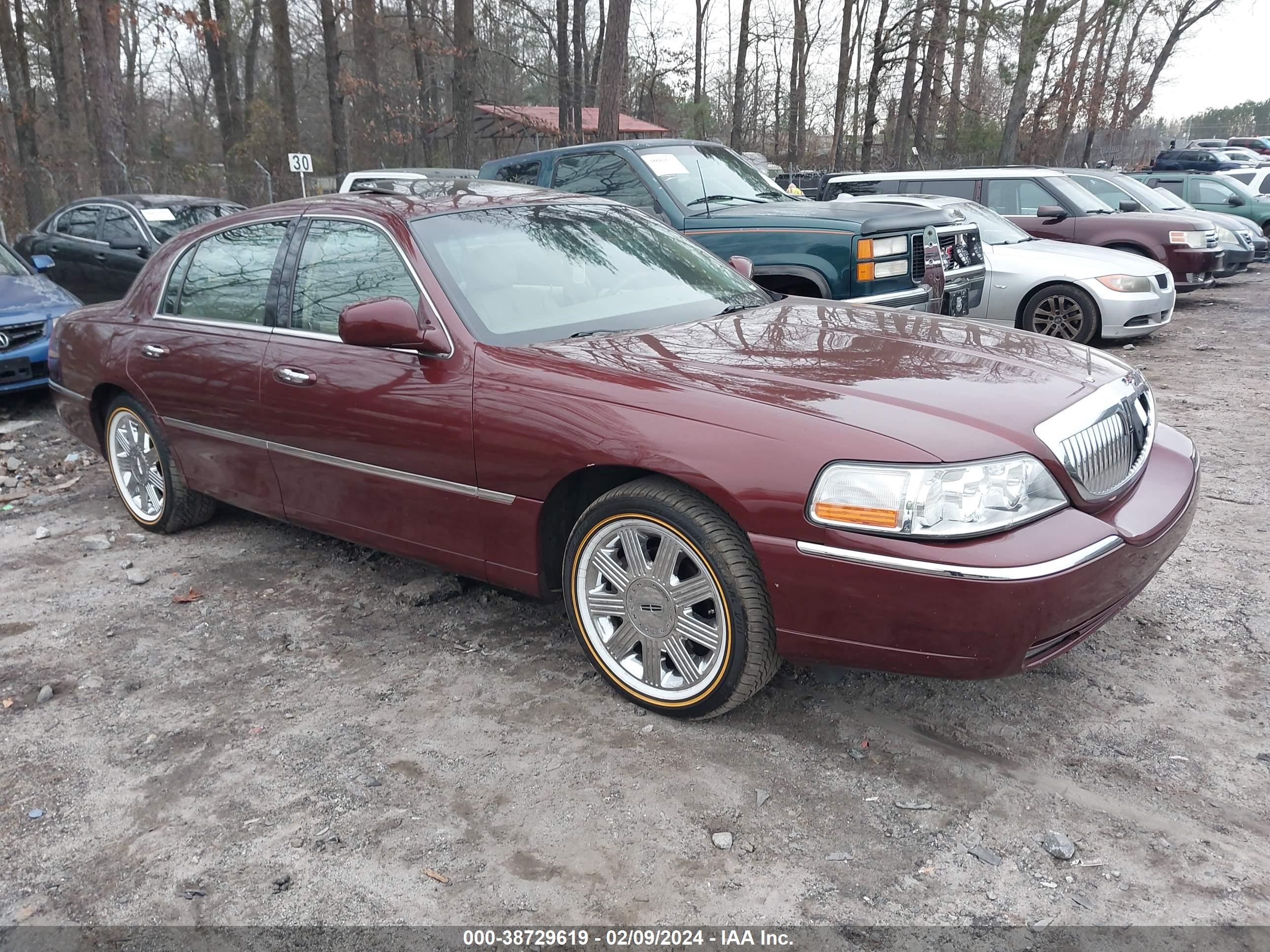 LINCOLN TOWN CAR 2003 1lnhm83w23y690325