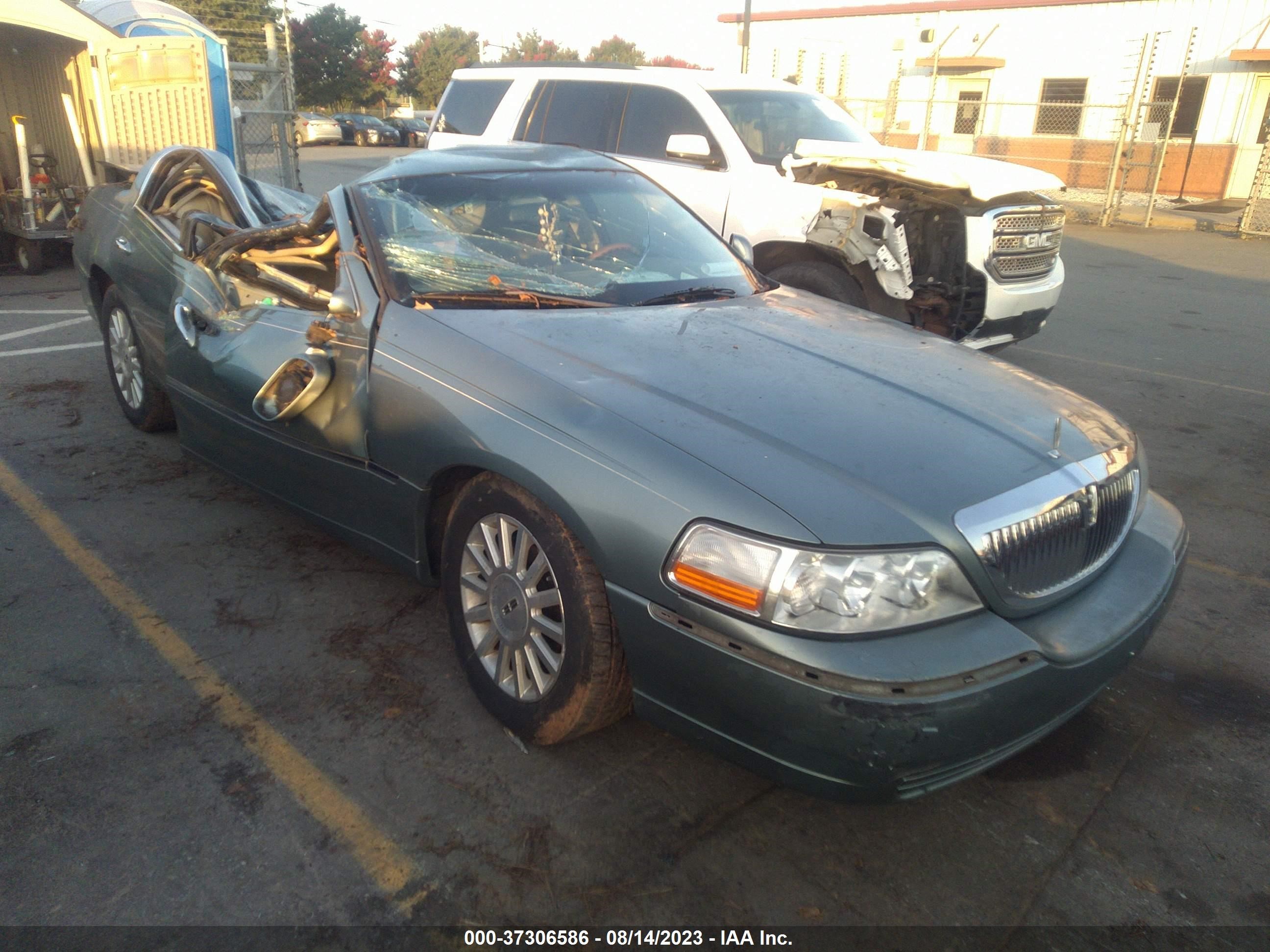 LINCOLN TOWN CAR 2004 1lnhm83w24y645127