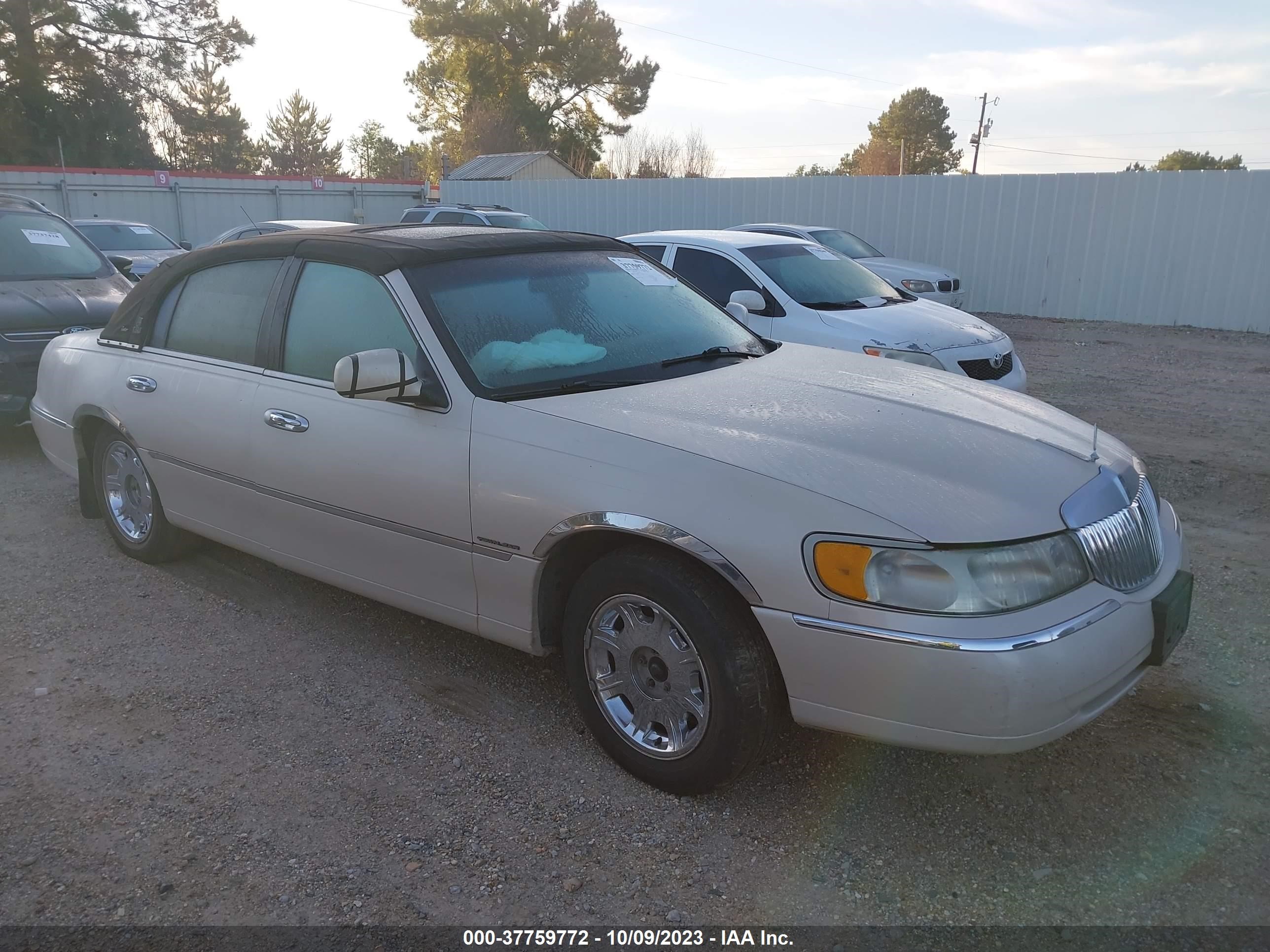 LINCOLN TOWN CAR 1999 1lnhm83w2xy603562