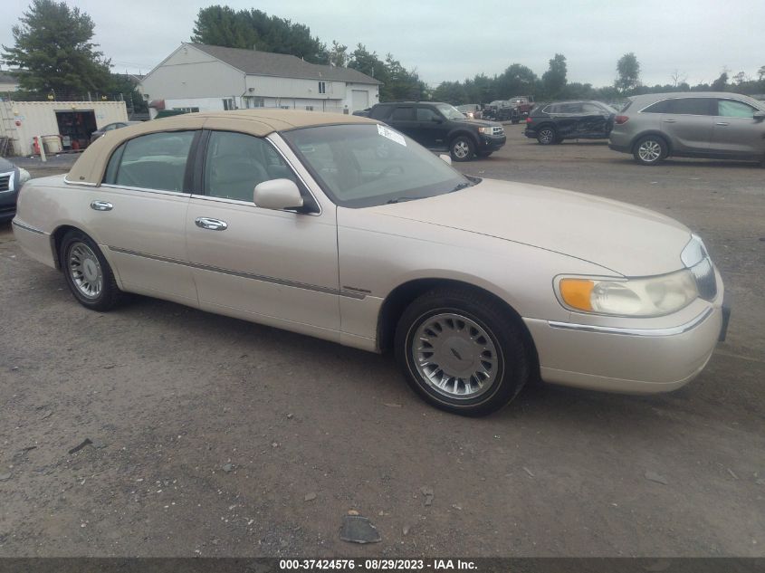 LINCOLN TOWN CAR 1999 1lnhm83w2xy641311