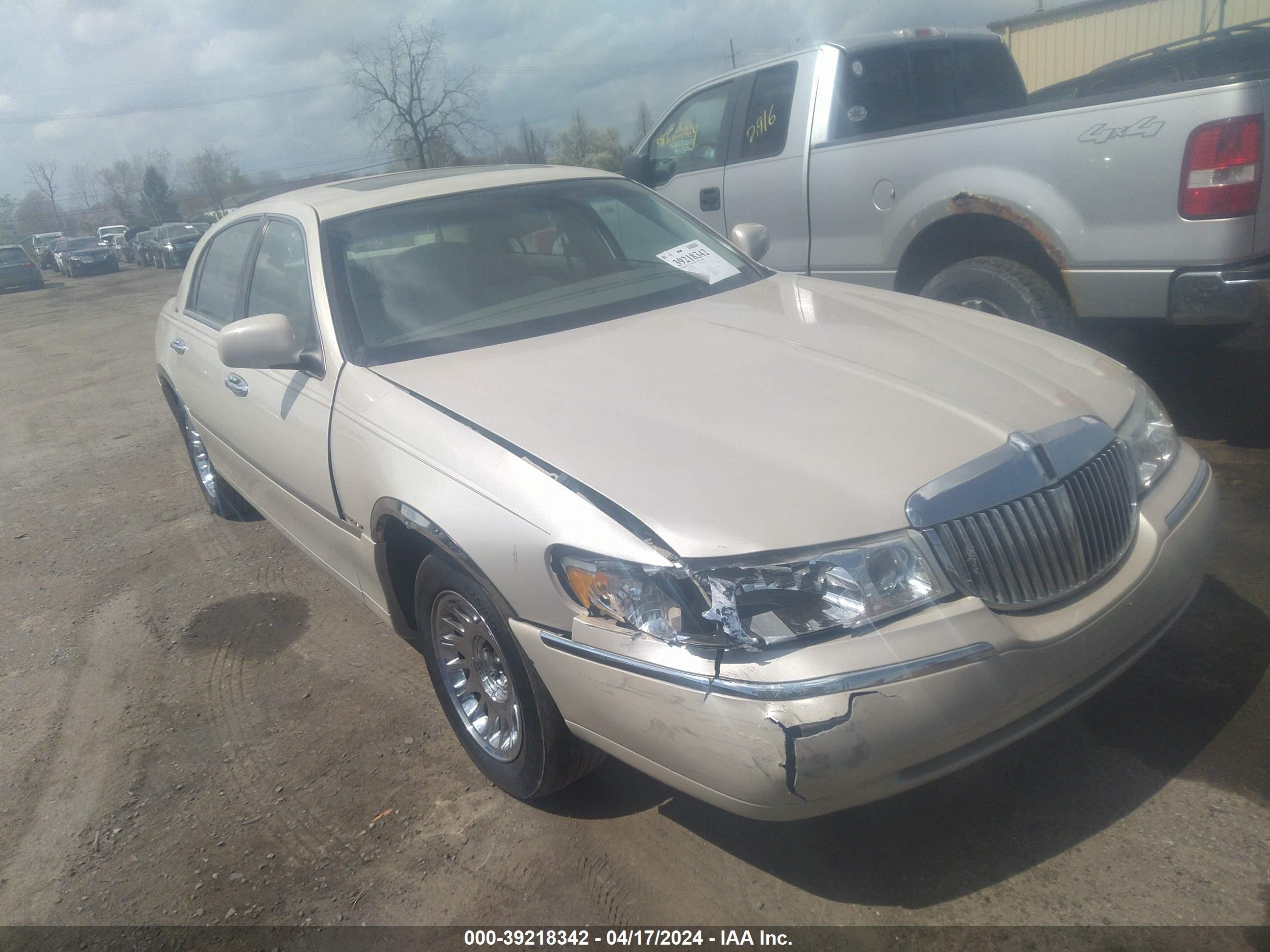 LINCOLN TOWN CAR 2002 1lnhm83w32y637440