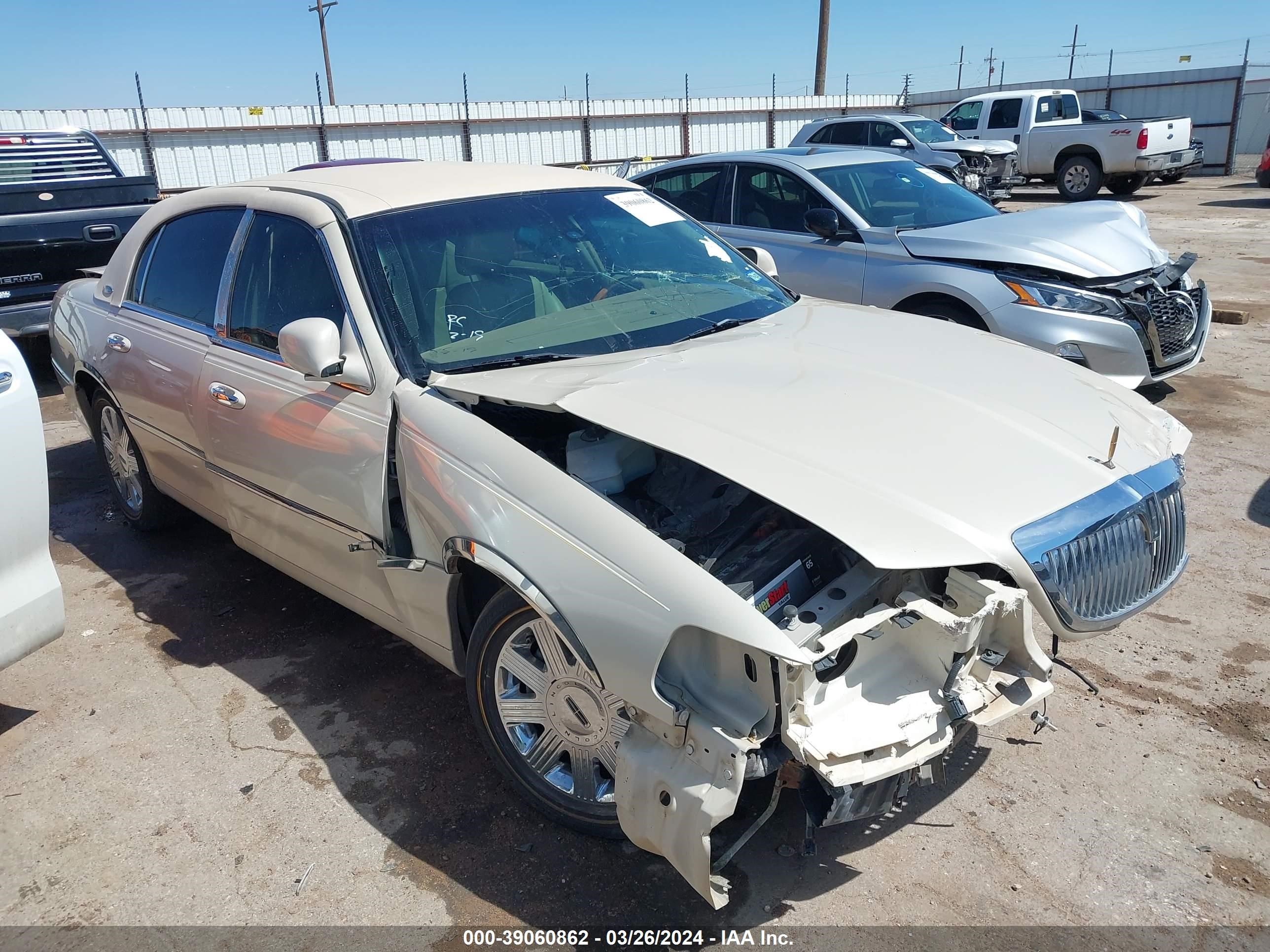 LINCOLN TOWN CAR 2003 1lnhm83w33y616315