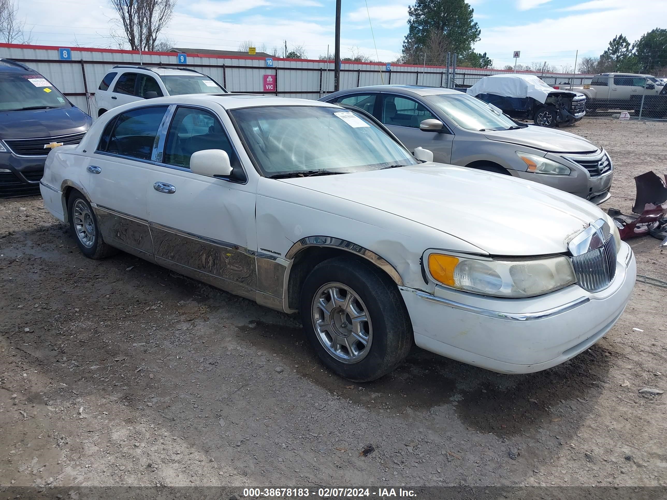 LINCOLN TOWN CAR 1999 1lnhm83w3xy704559