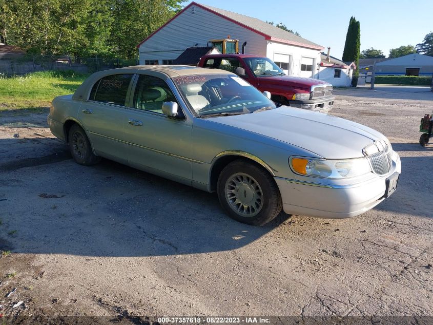 LINCOLN TOWN CAR 2002 1lnhm83w42y644008