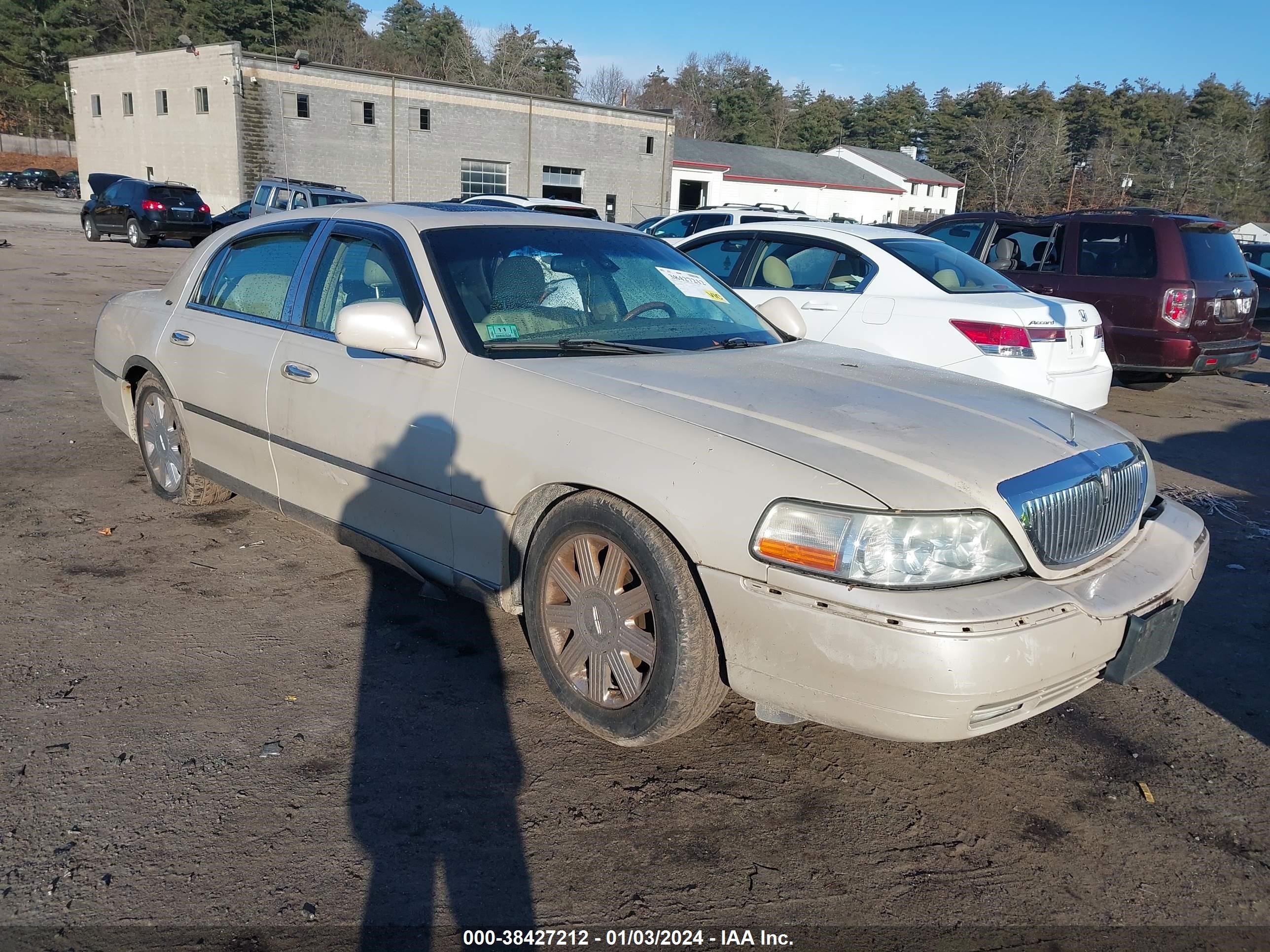 LINCOLN TOWN CAR 2003 1lnhm83w43y613469