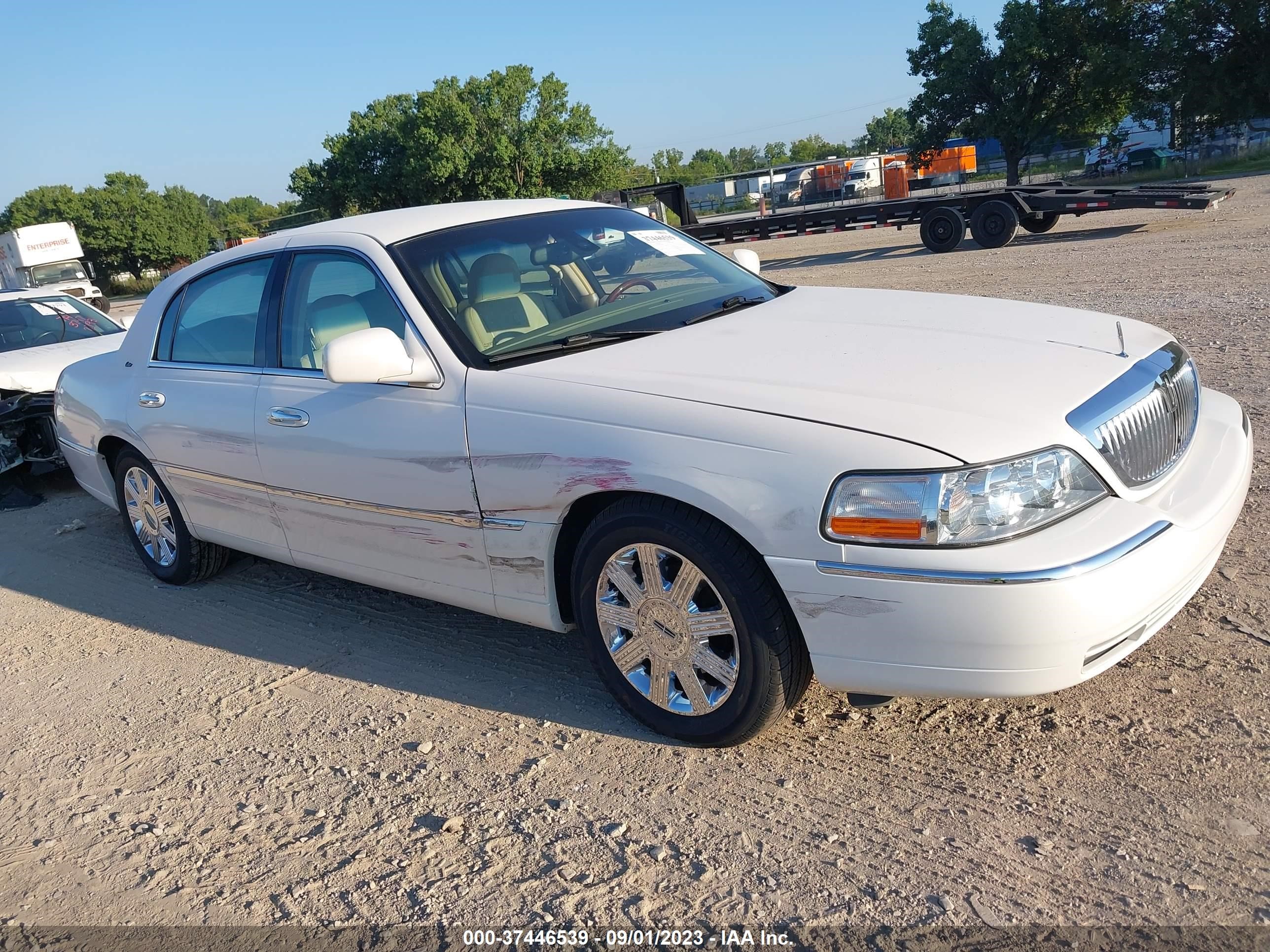 LINCOLN TOWN CAR 2003 1lnhm83w43y622396