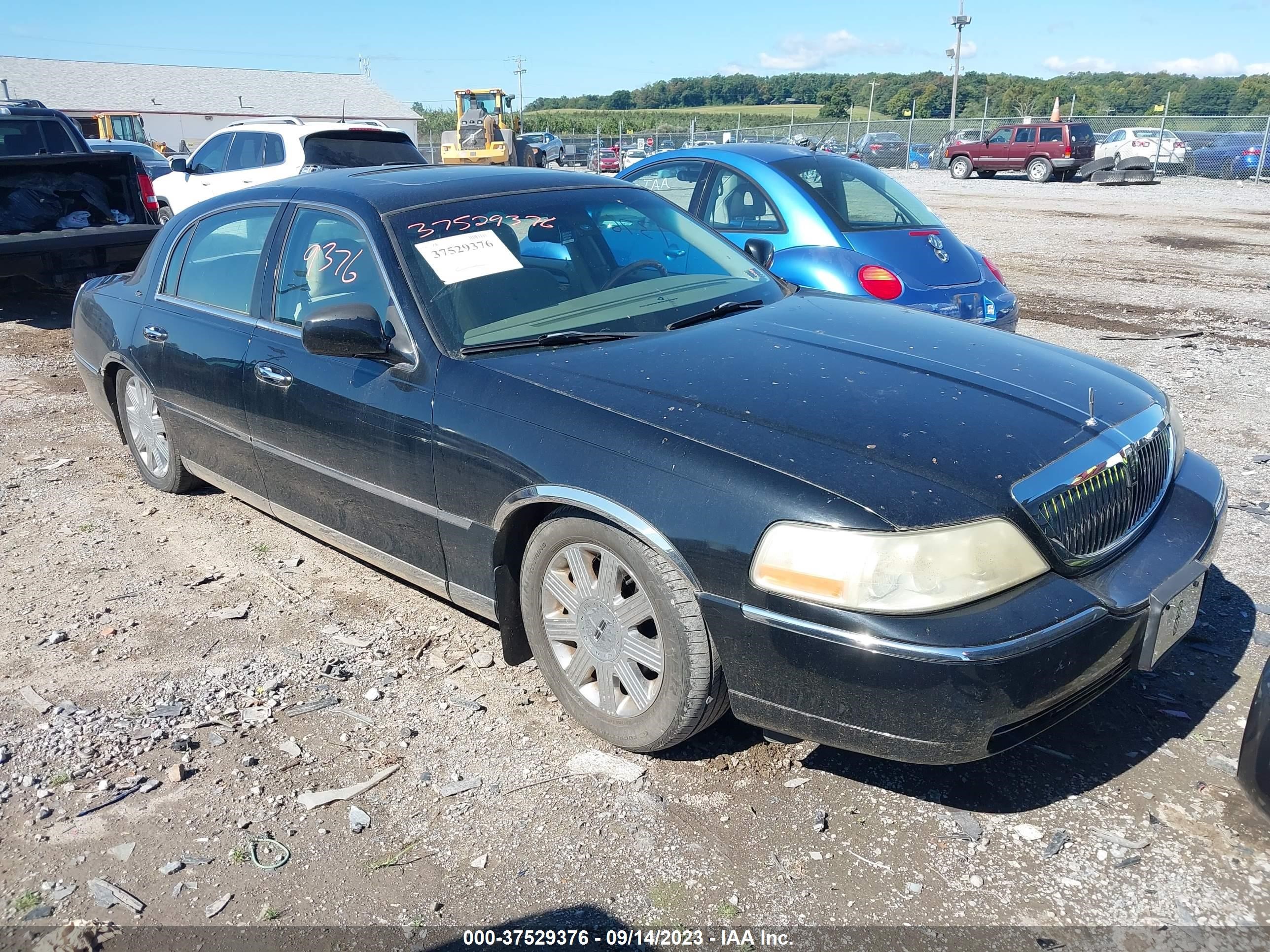 LINCOLN TOWN CAR 2003 1lnhm83w43y636007