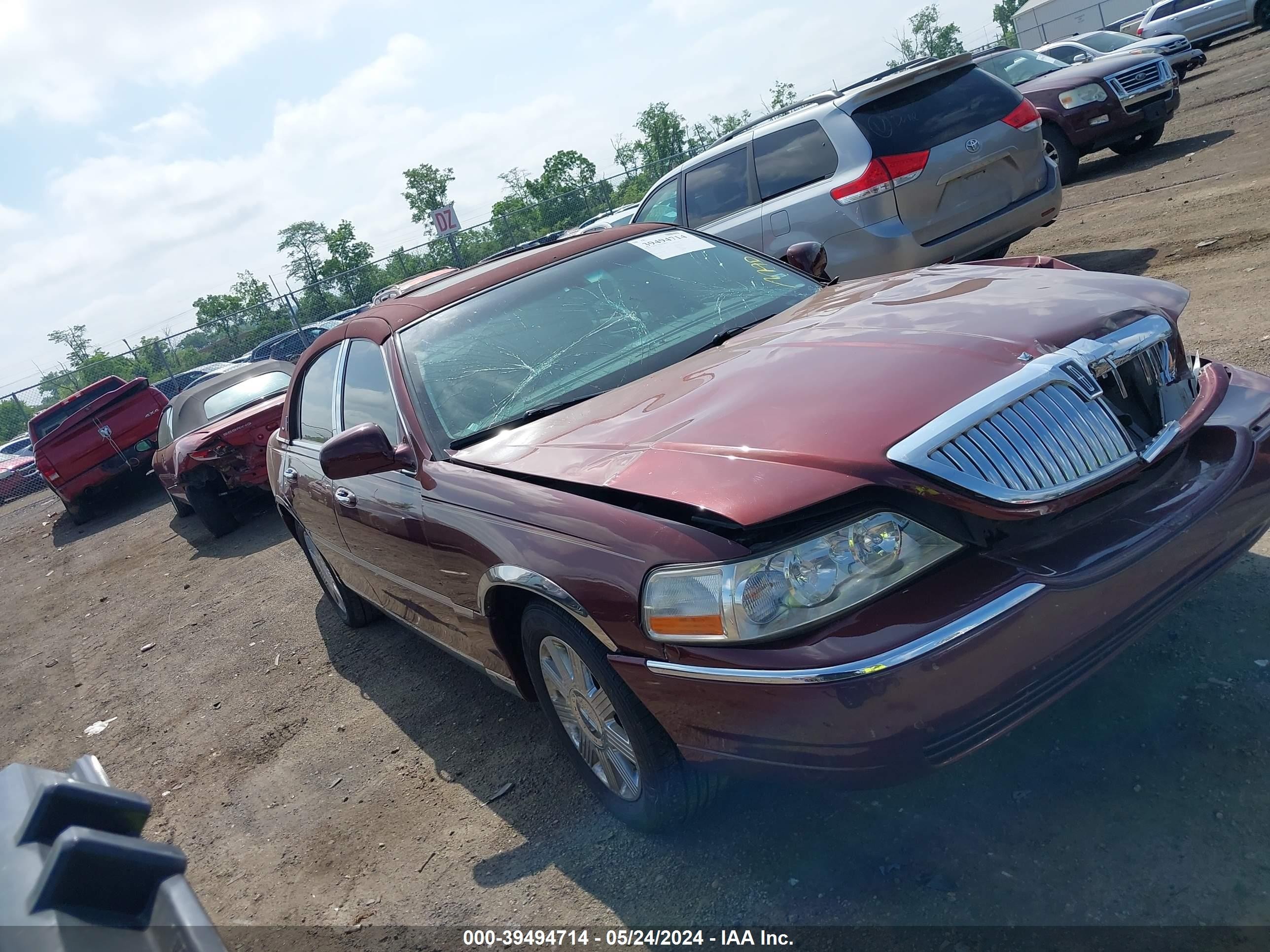 LINCOLN TOWN CAR 2004 1lnhm83w44y614560