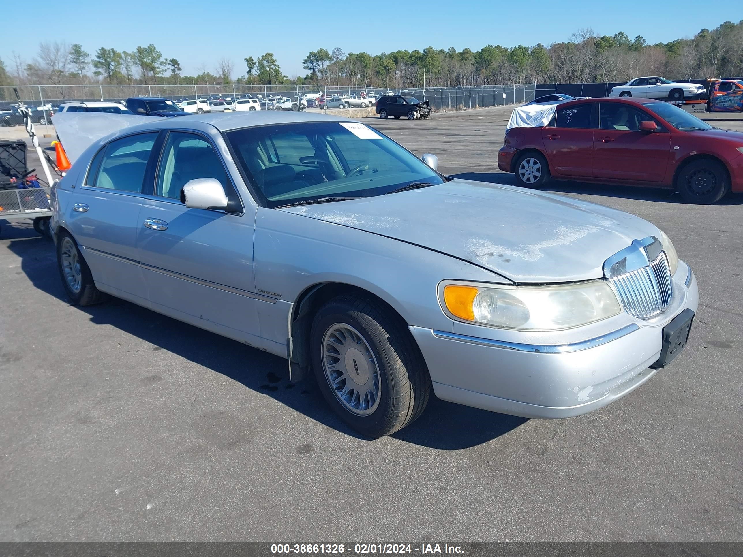 LINCOLN TOWN CAR 2001 1lnhm83w51y676450