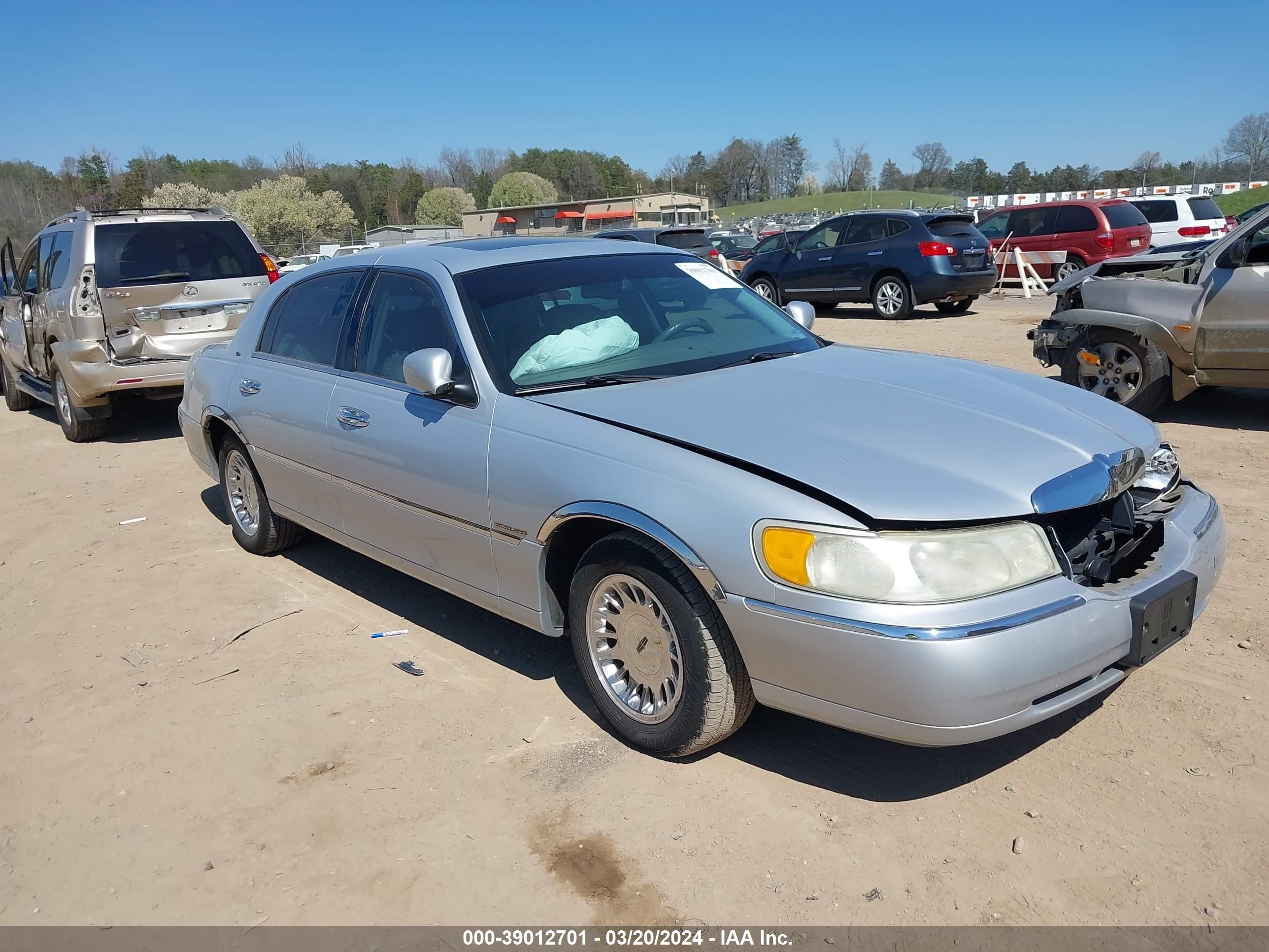 LINCOLN TOWN CAR 2001 1lnhm83w51y718826