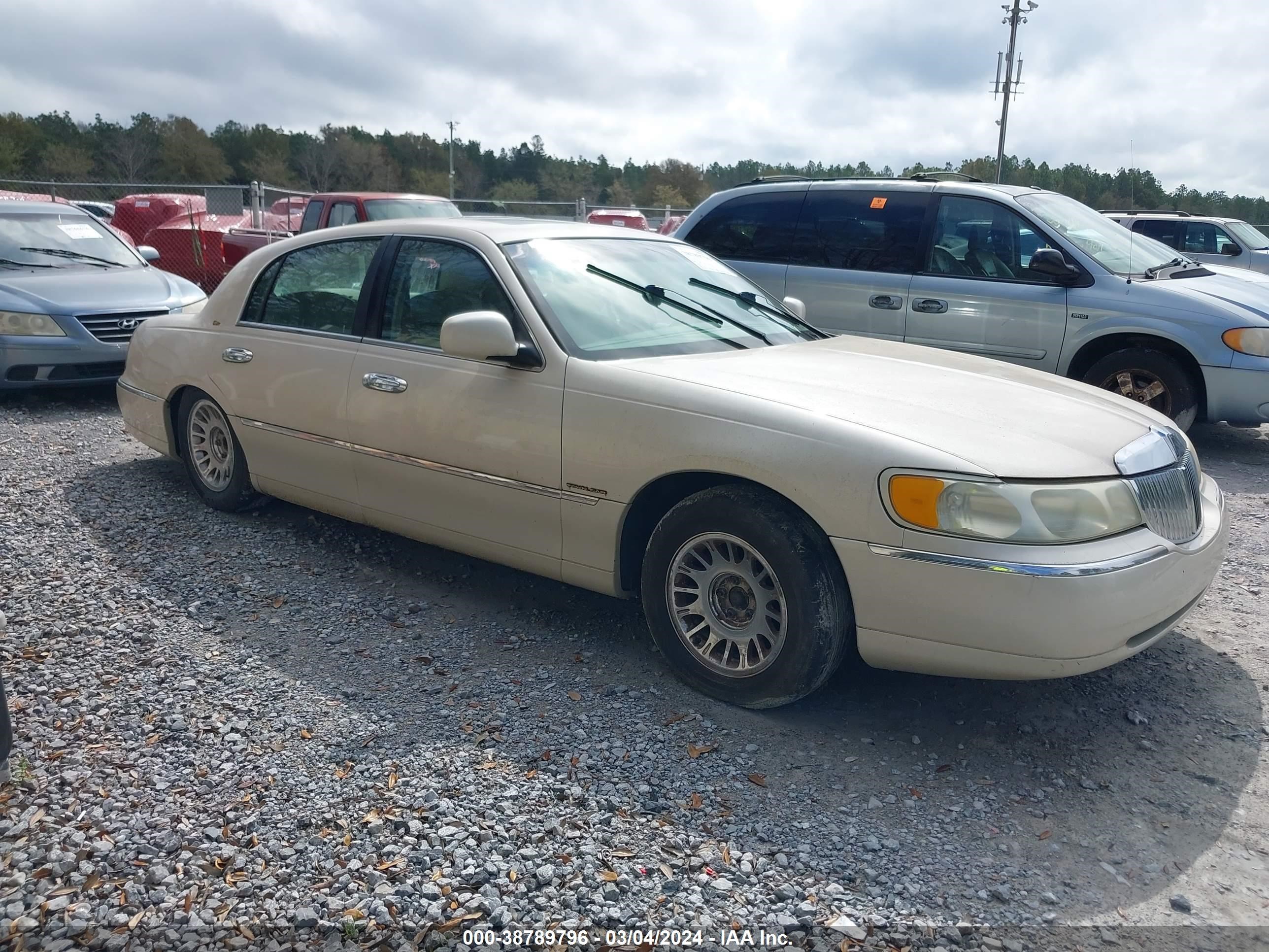 LINCOLN TOWN CAR 2001 1lnhm83w51y719636