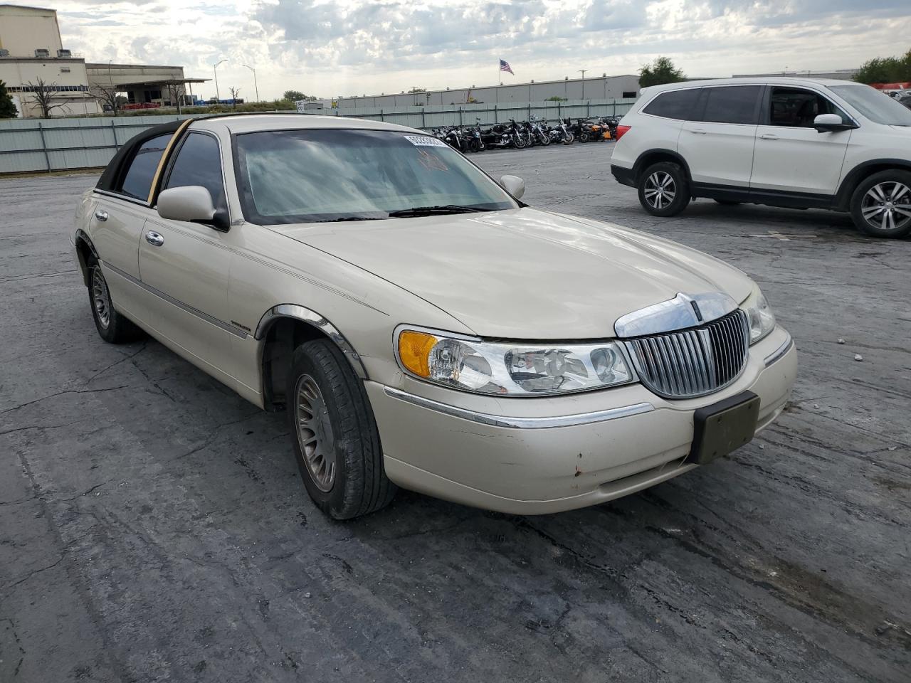 LINCOLN TOWN CAR 2002 1lnhm83w52y653977