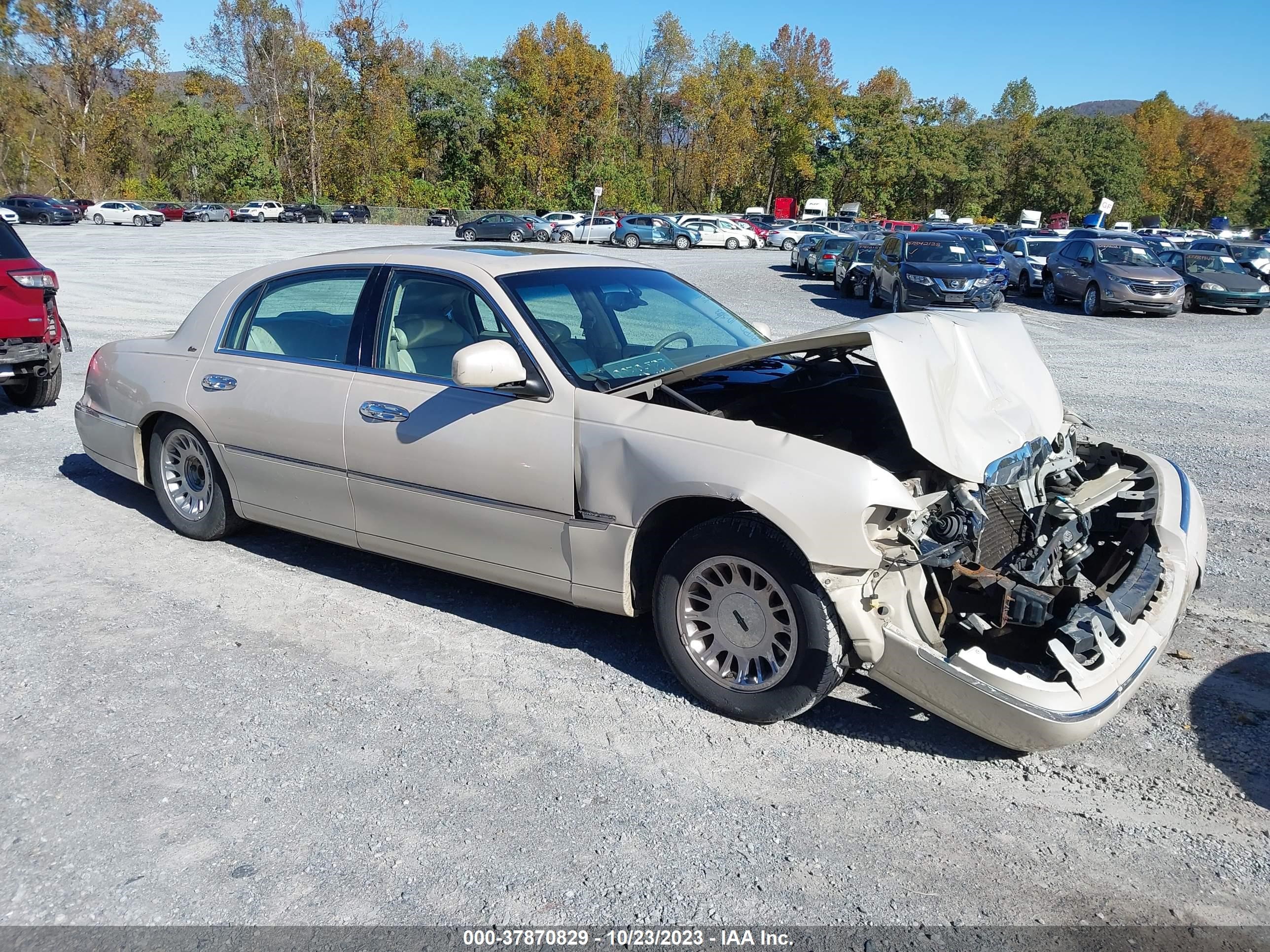 LINCOLN TOWN CAR 1999 1lnhm83w5xy716809