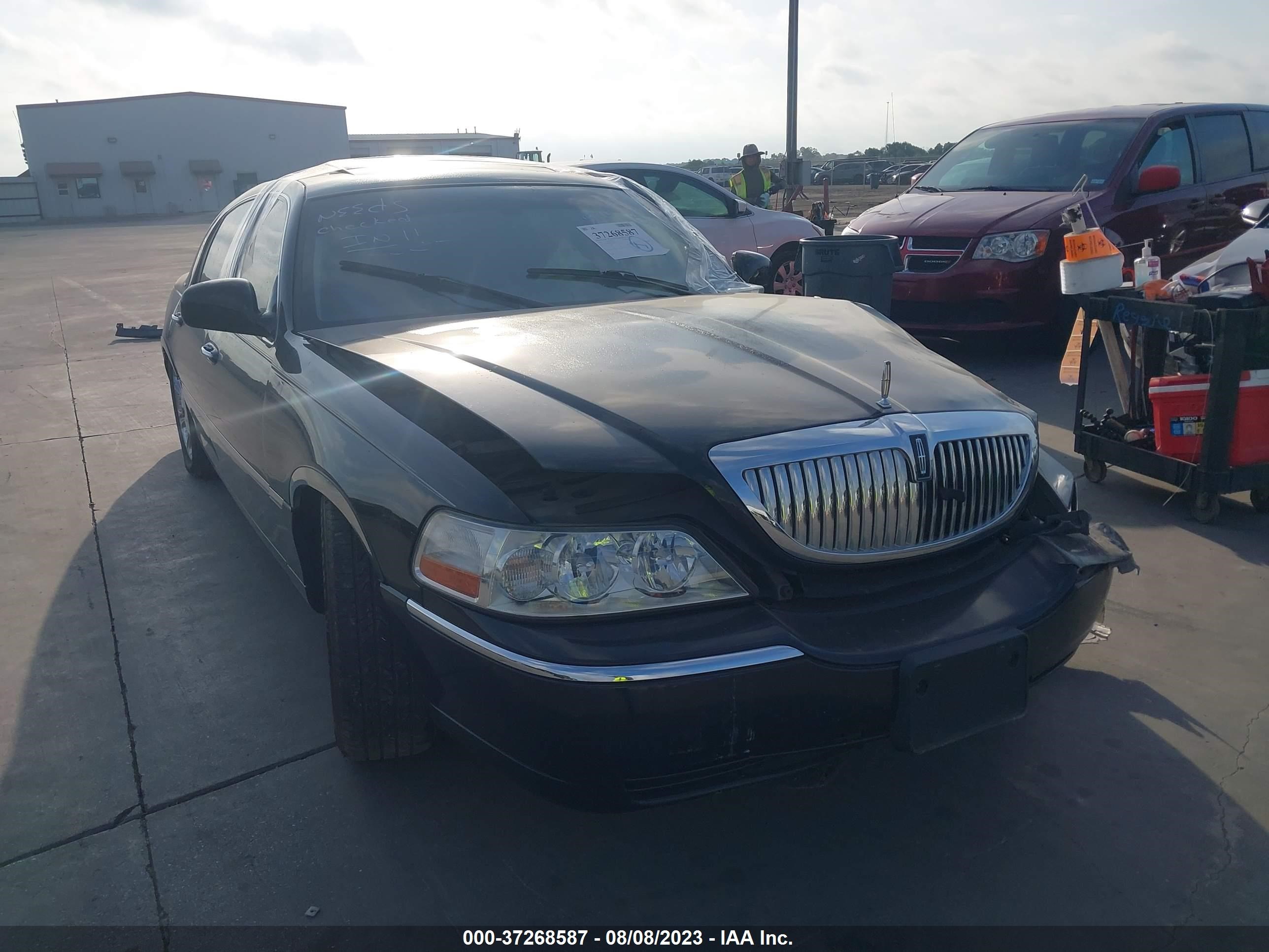 LINCOLN TOWN CAR 2004 1lnhm83w64y616147