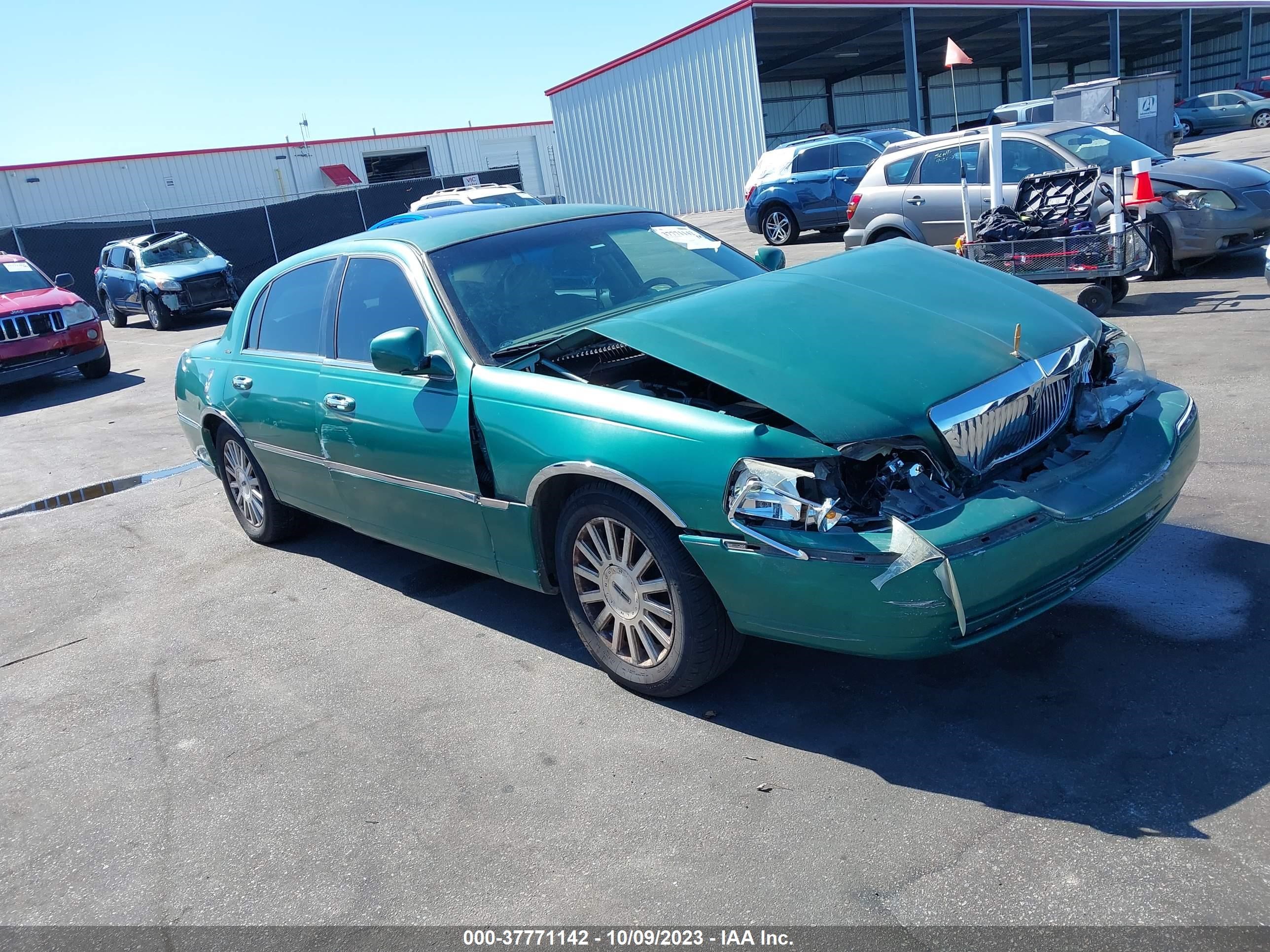 LINCOLN TOWN CAR 2004 1lnhm83w64y666112