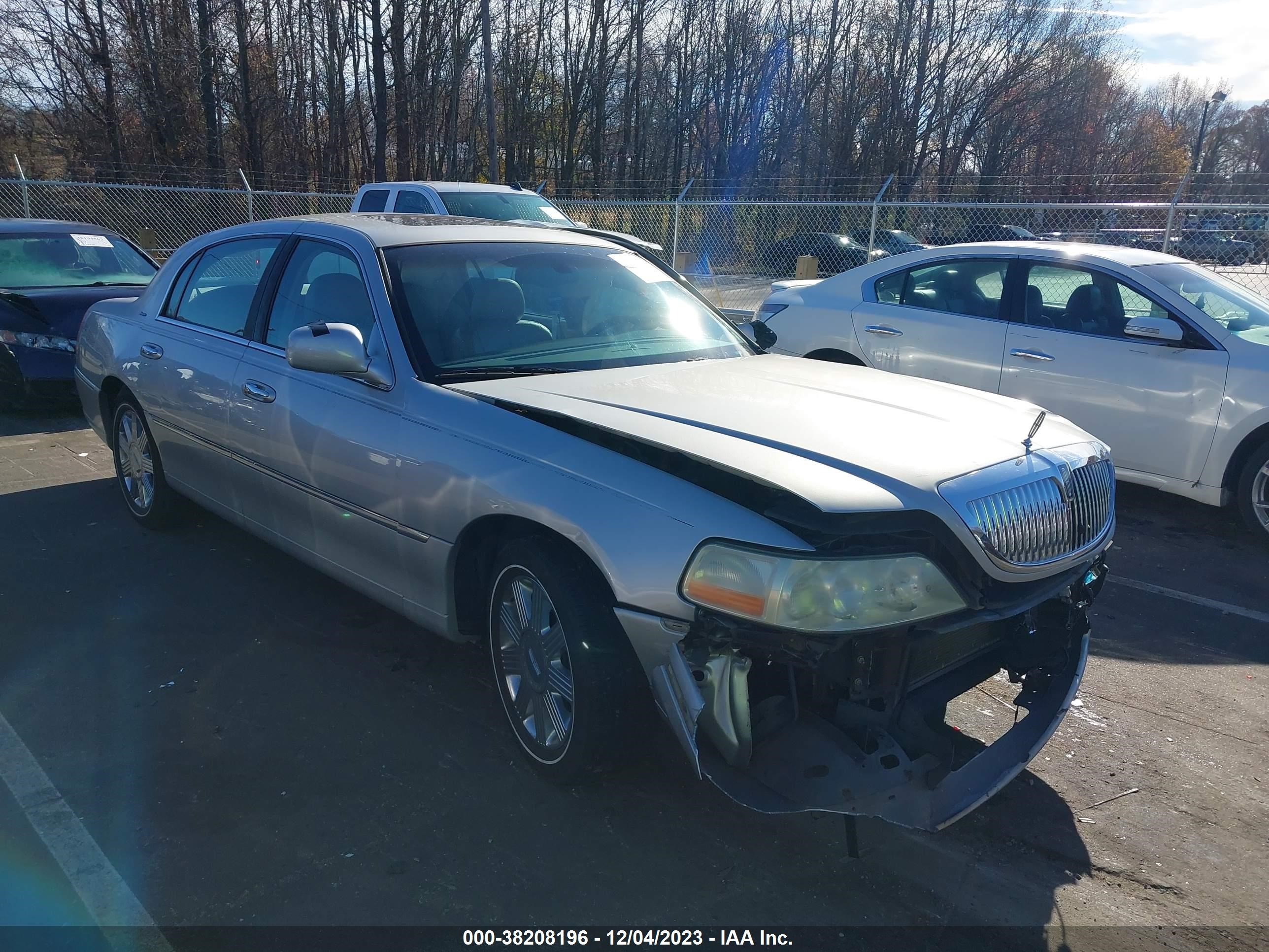 LINCOLN TOWN CAR 2004 1lnhm83w64y667809