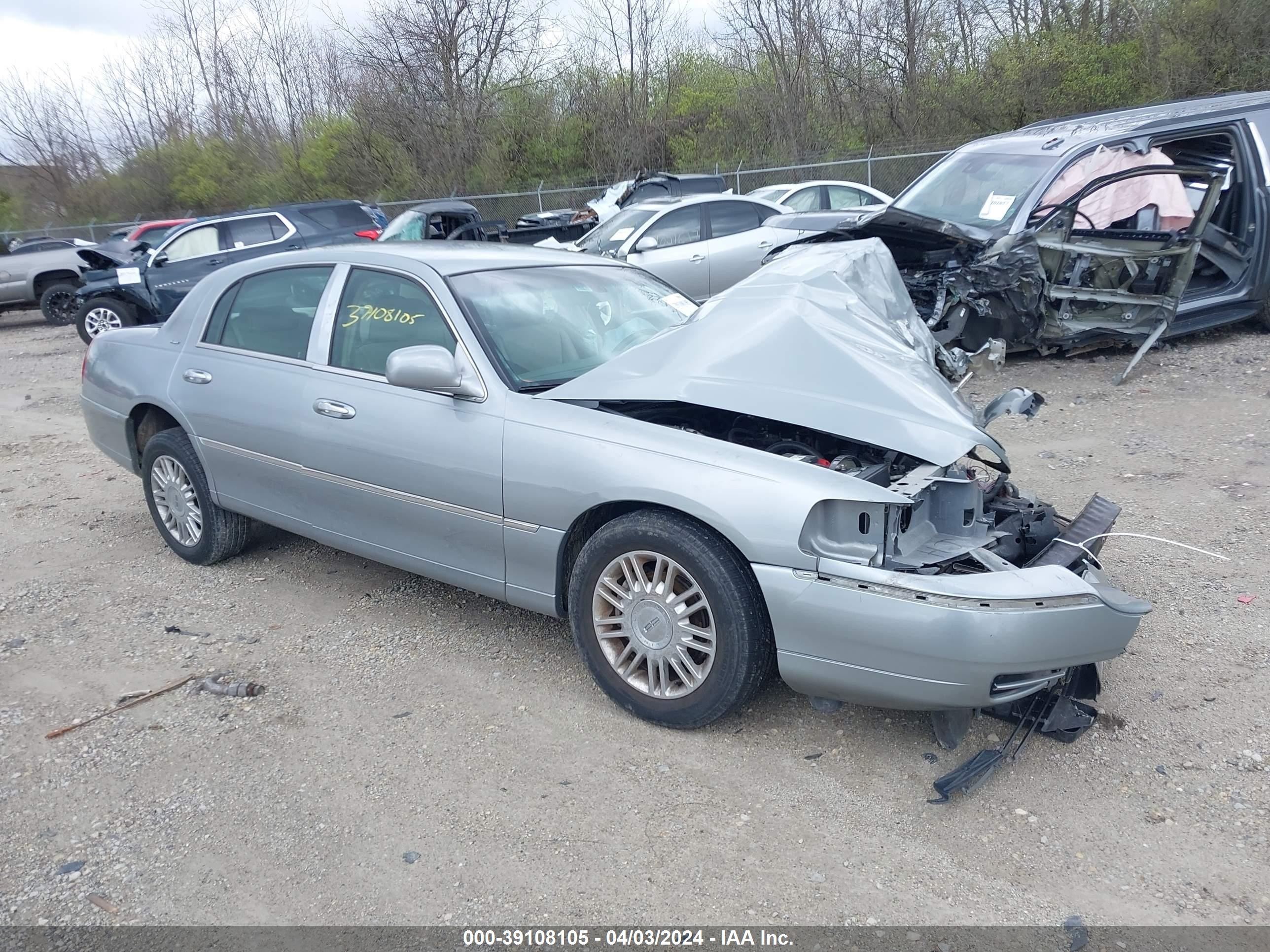 LINCOLN TOWN CAR 2006 1lnhm83w66y609508