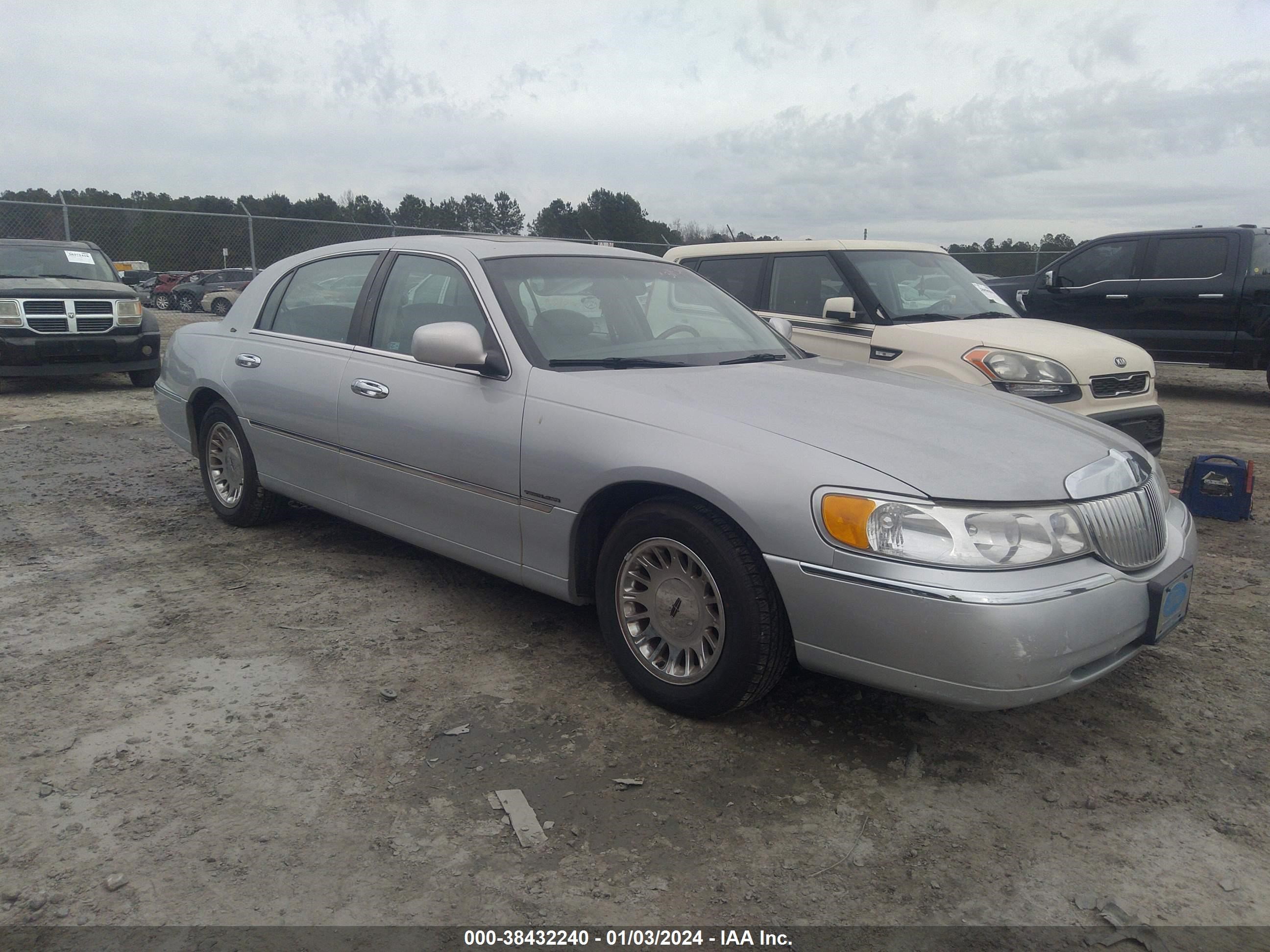 LINCOLN TOWN CAR 2001 1lnhm83w71y630568