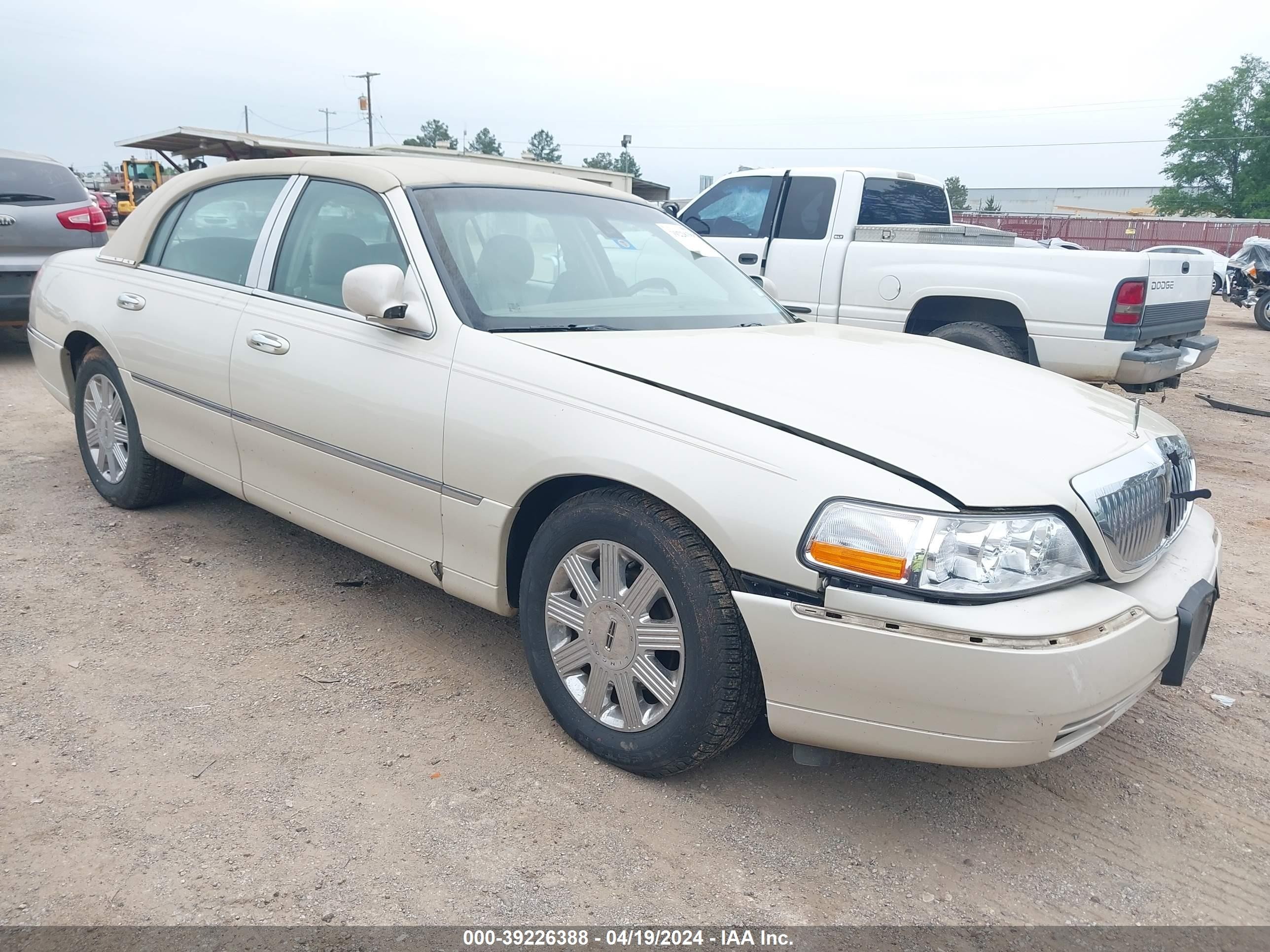 LINCOLN TOWN CAR 2003 1lnhm83w73y606502