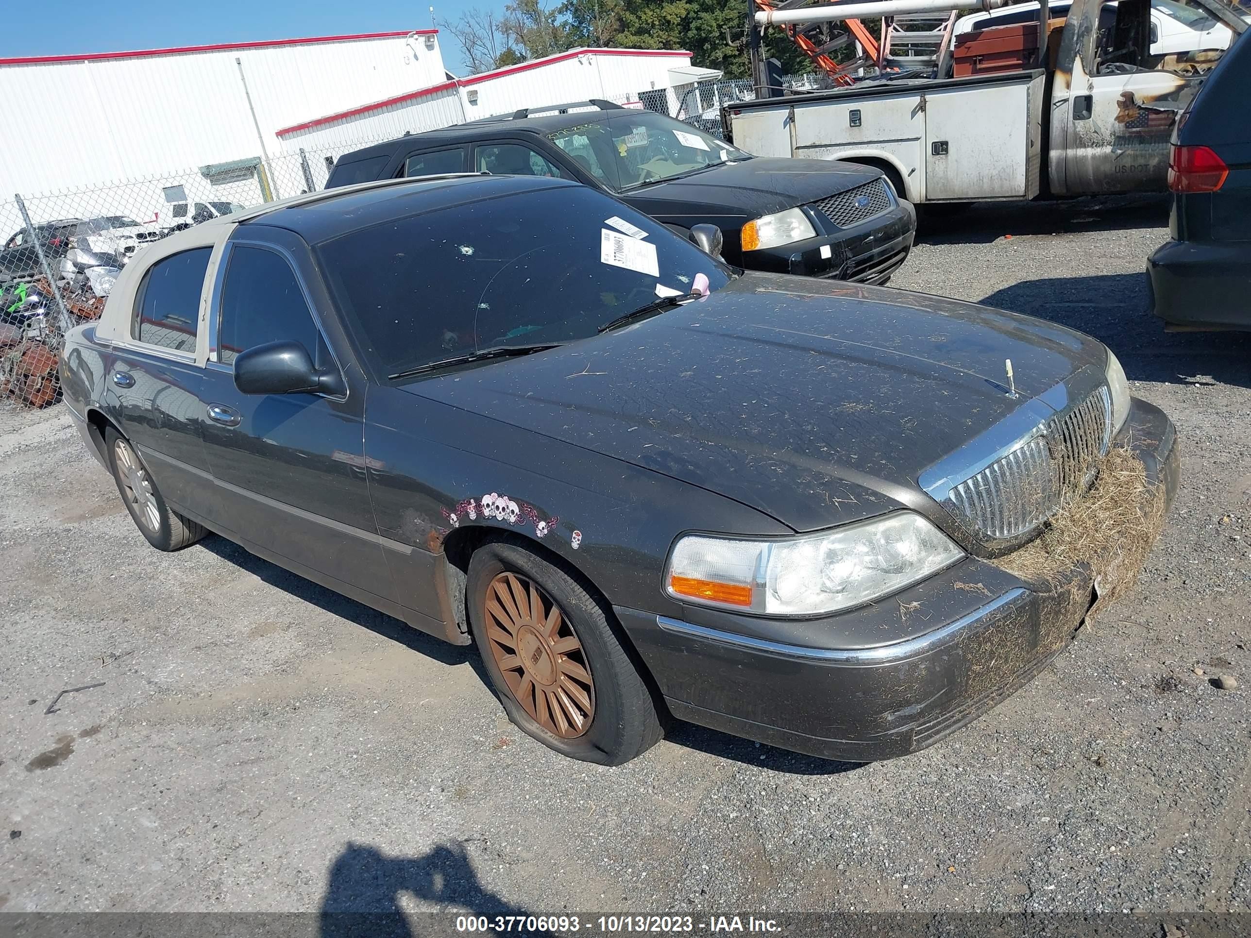 LINCOLN TOWN CAR 2004 1lnhm83w74y644118