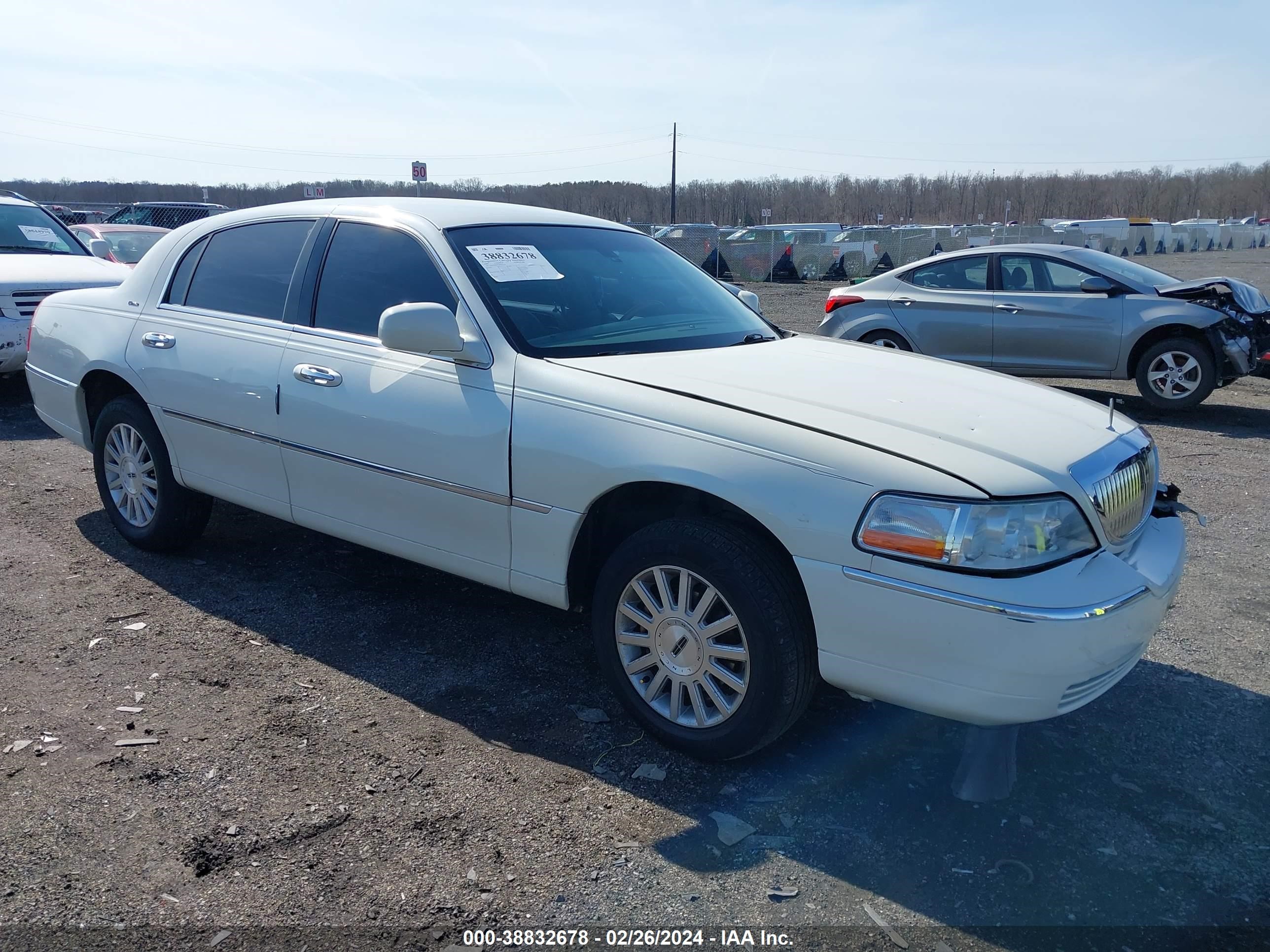 LINCOLN TOWN CAR 2004 1lnhm83w84y612116