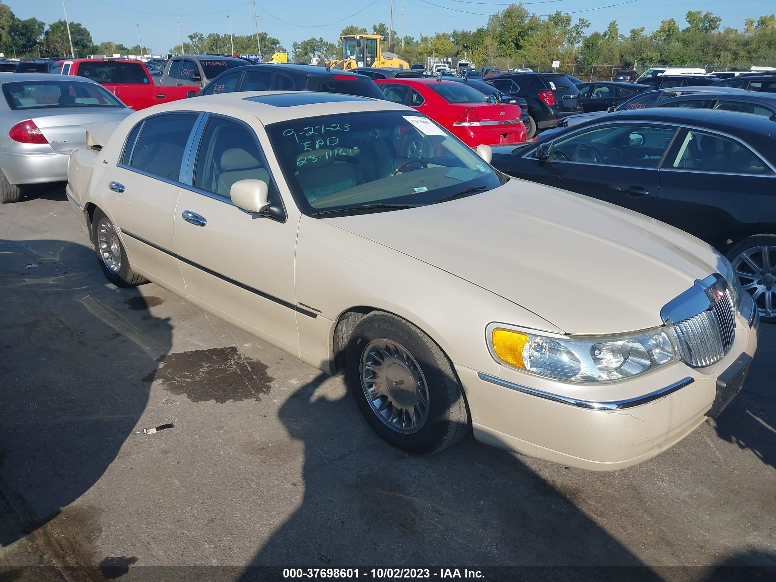 LINCOLN TOWN CAR 2002 1lnhm83w92y616589