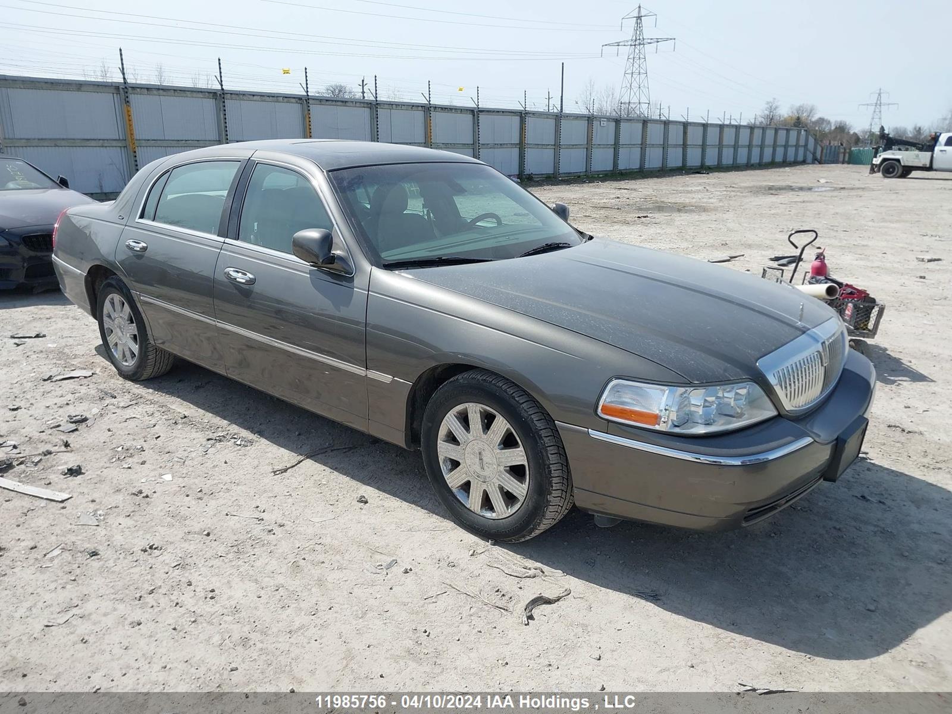 LINCOLN TOWN CAR 2003 1lnhm83w93y680701