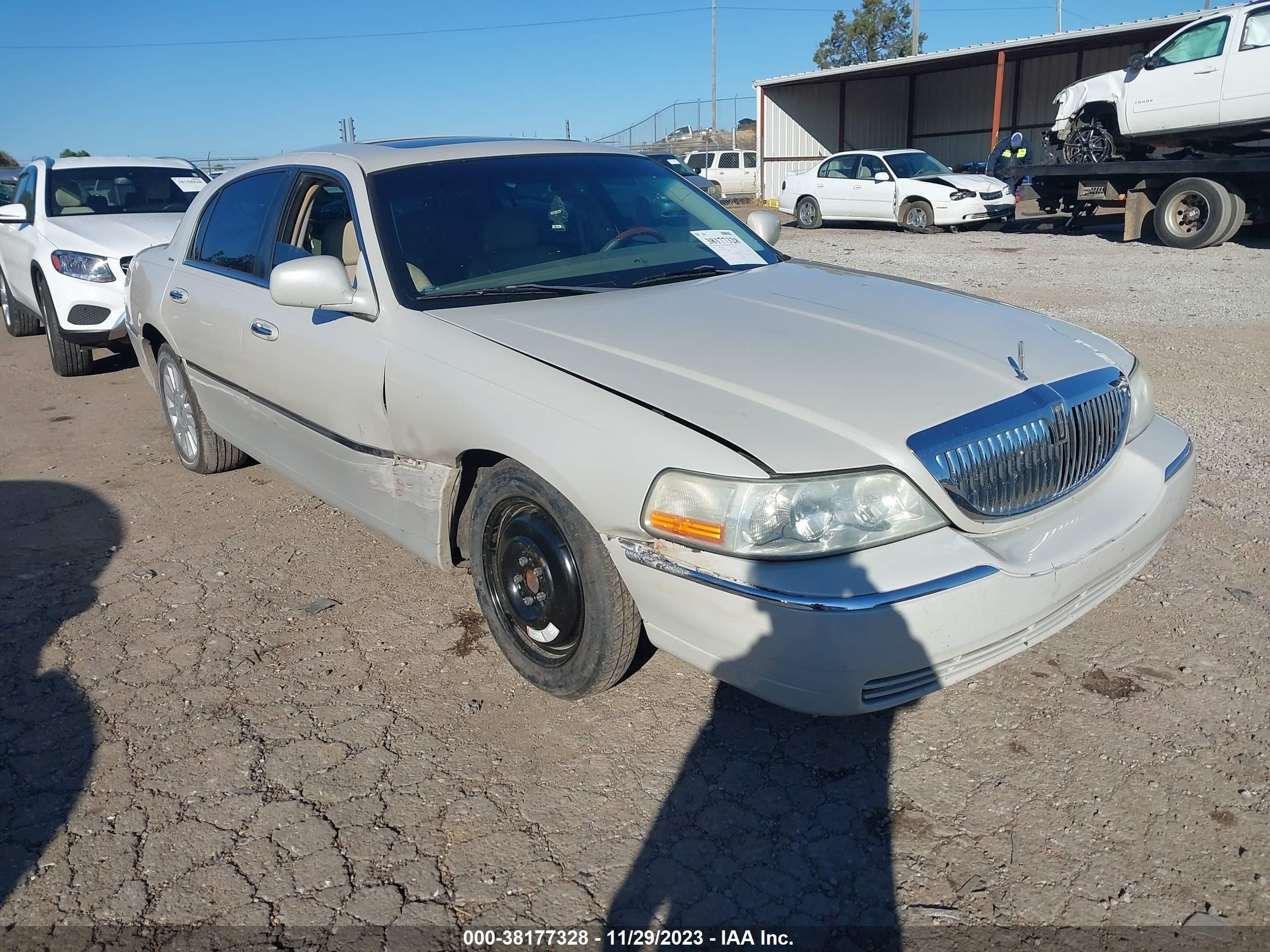 LINCOLN TOWN CAR 2004 1lnhm83w94y655377