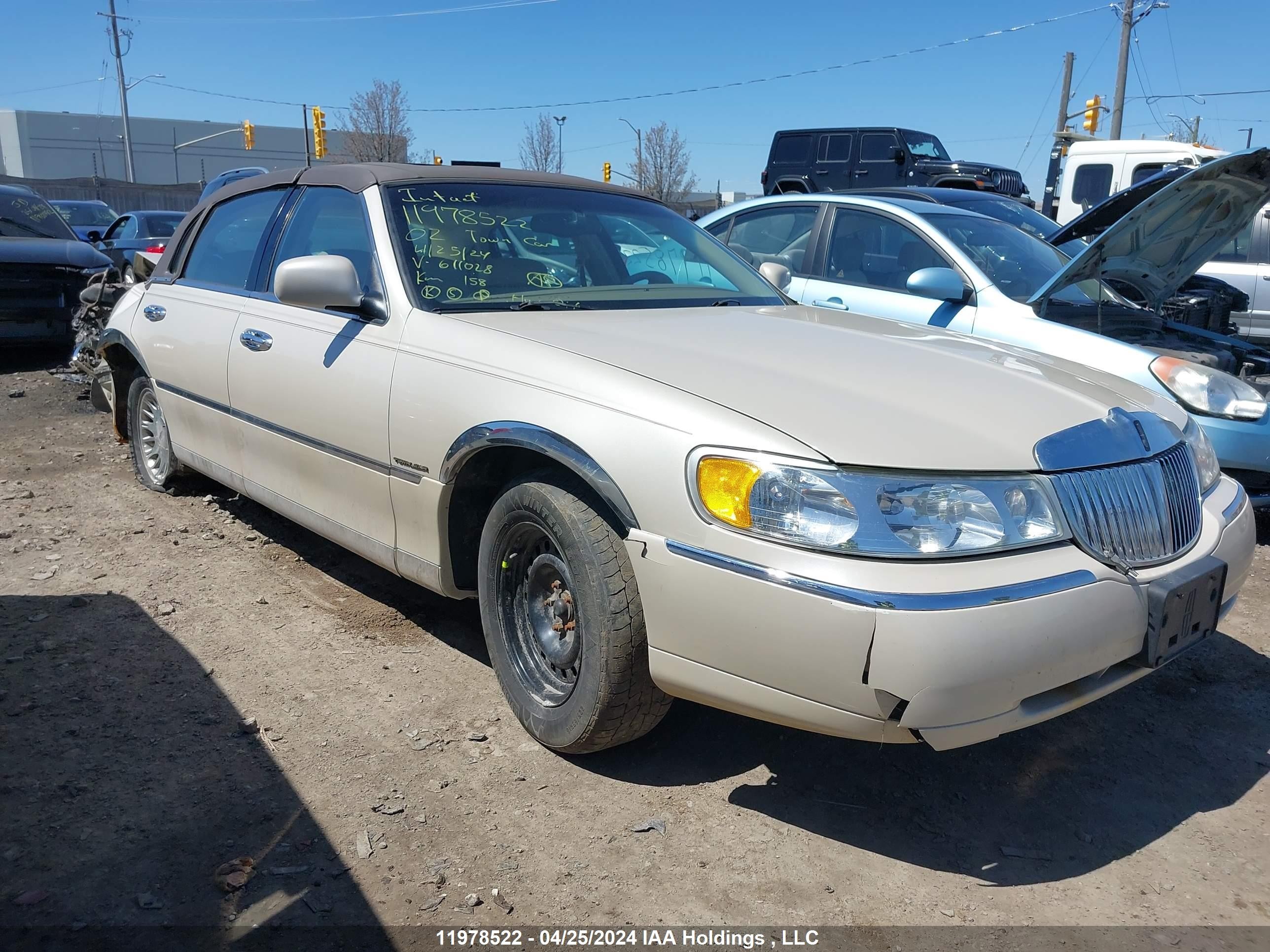 LINCOLN TOWN CAR 2002 1lnhm83wx2y611028