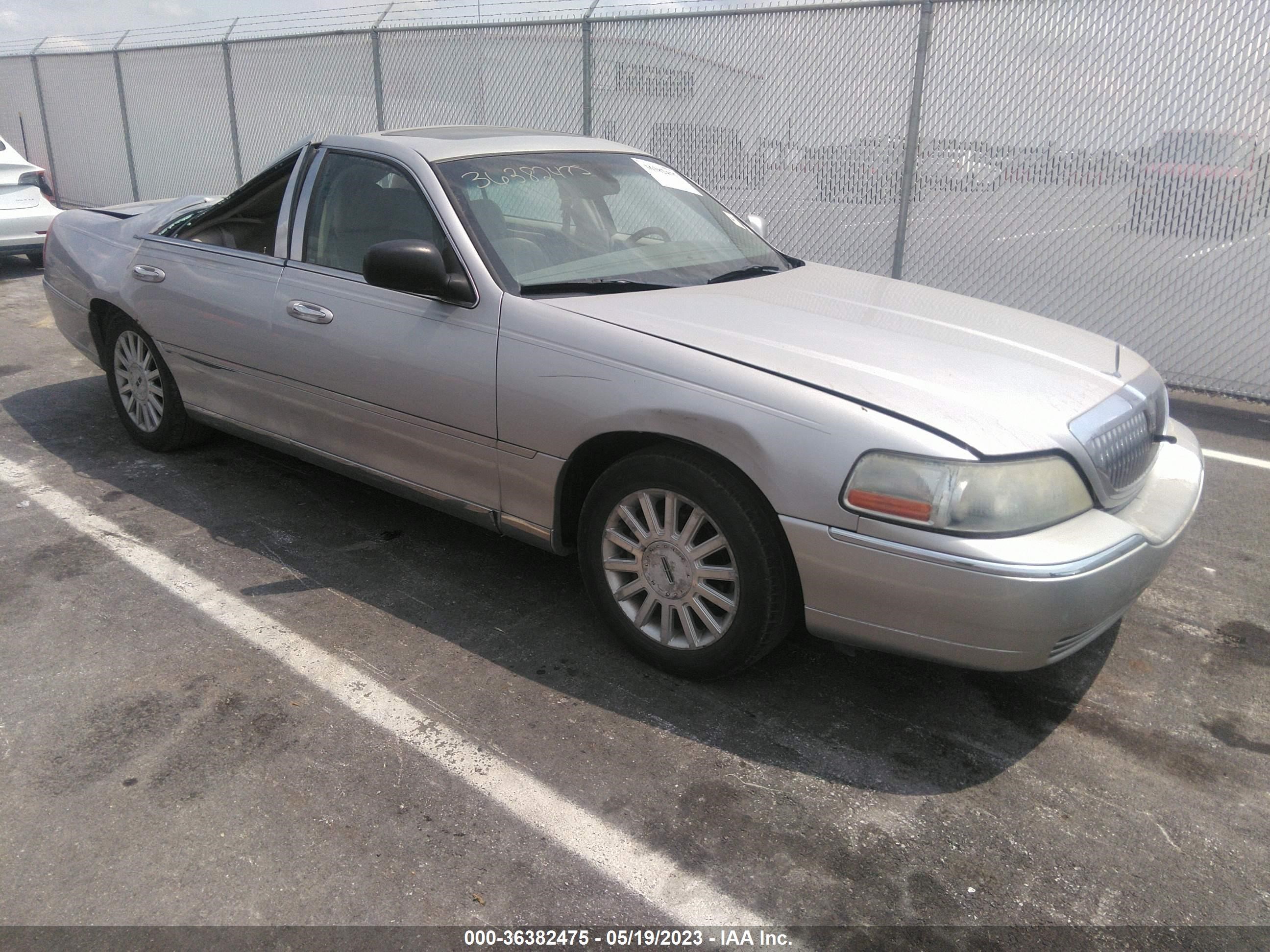 LINCOLN TOWN CAR 2004 1lnhm83wx4y659423