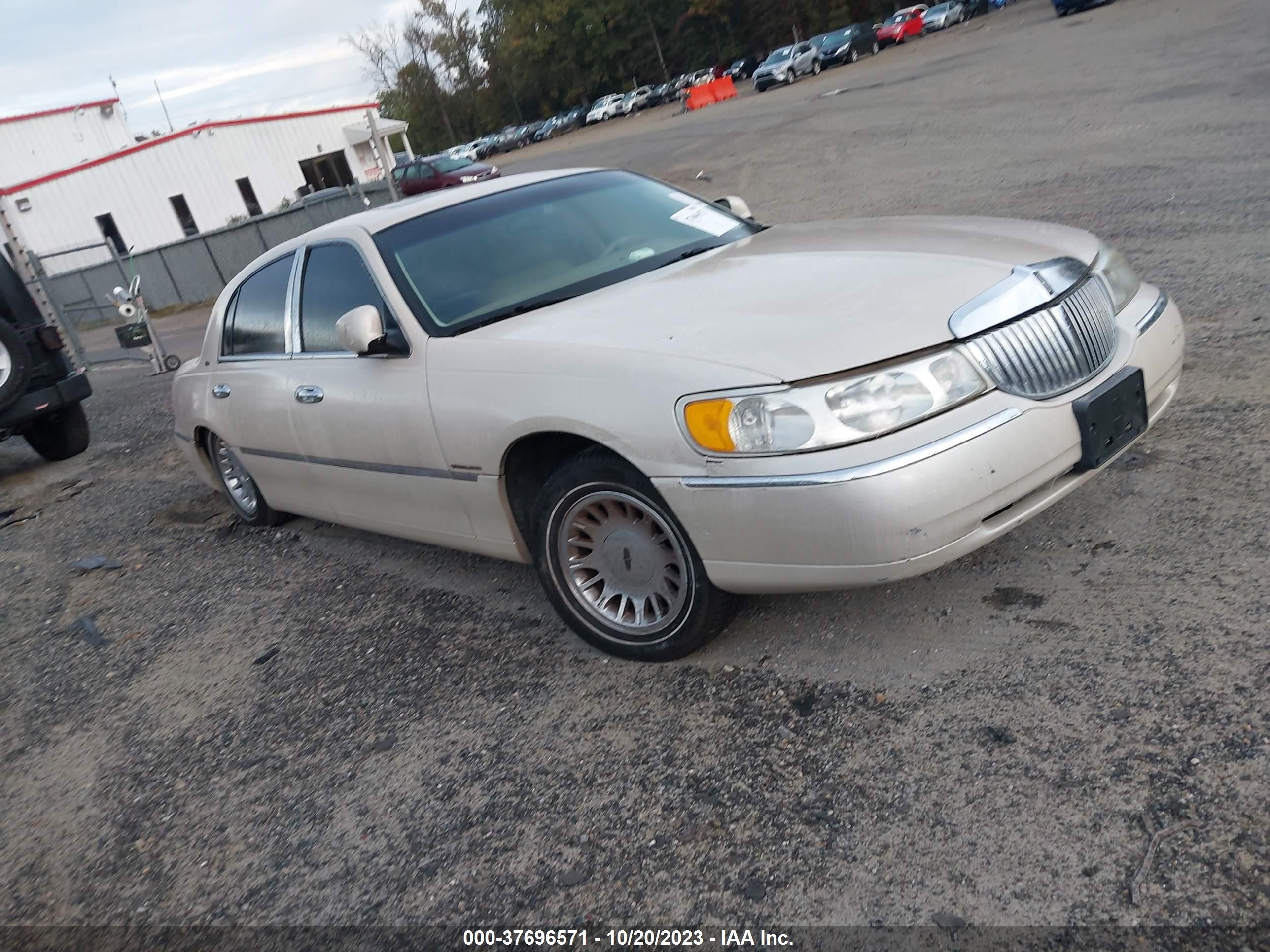 LINCOLN TOWN CAR 2000 1lnhm83wxyy941793