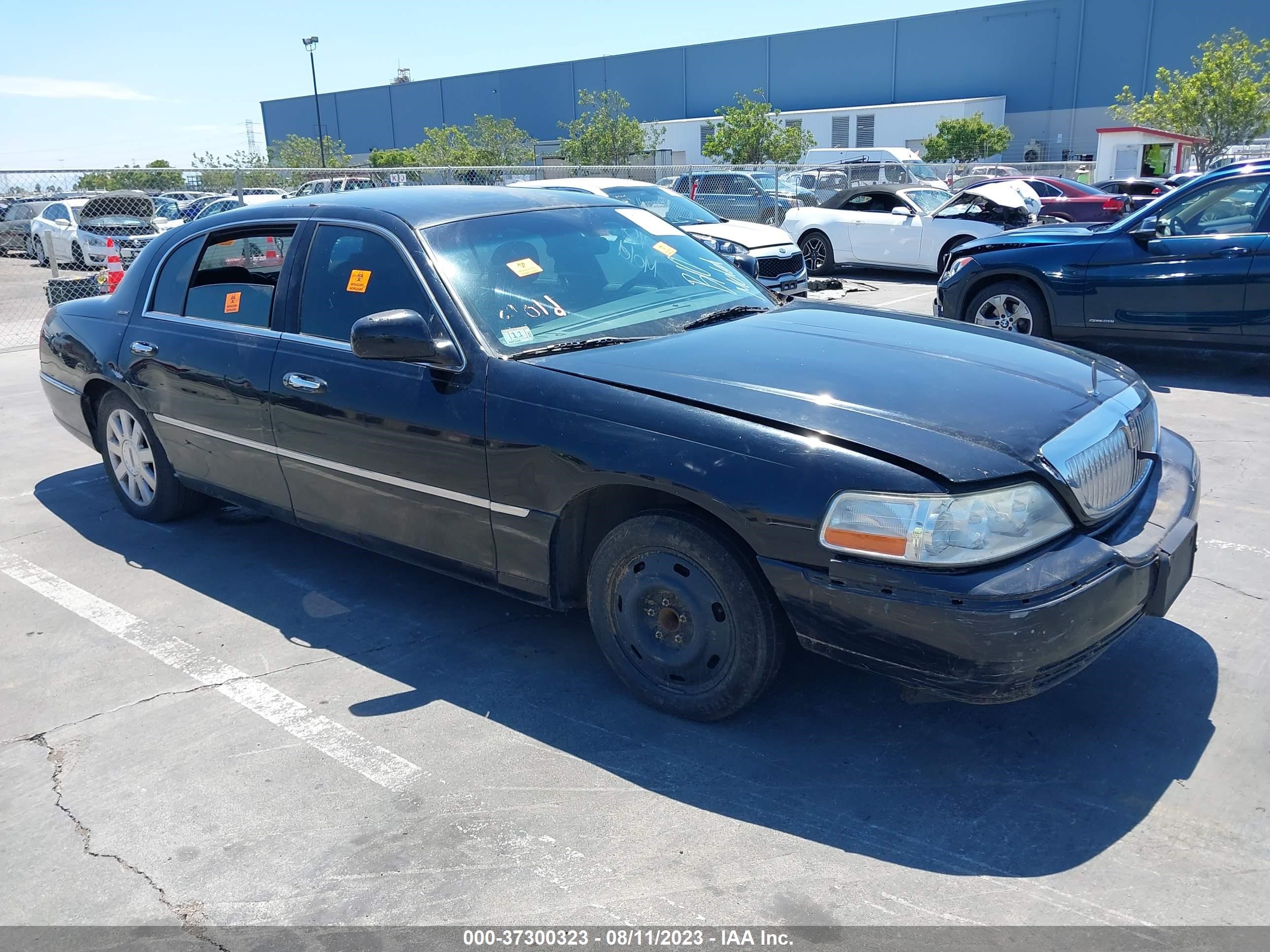 LINCOLN TOWN CAR 2003 1lnhm84w53y690821