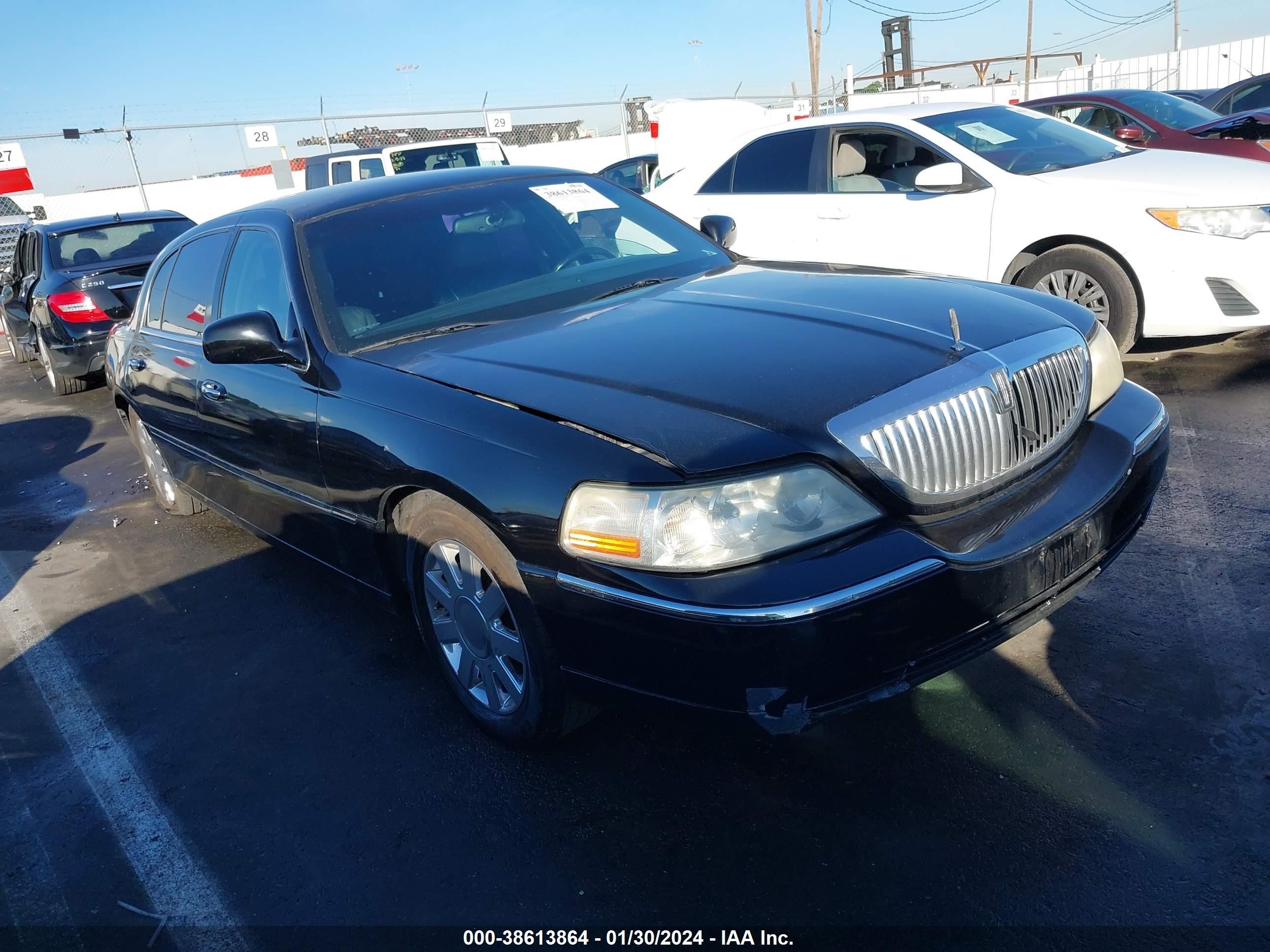 LINCOLN TOWN CAR 2003 1lnhm84w93y643470