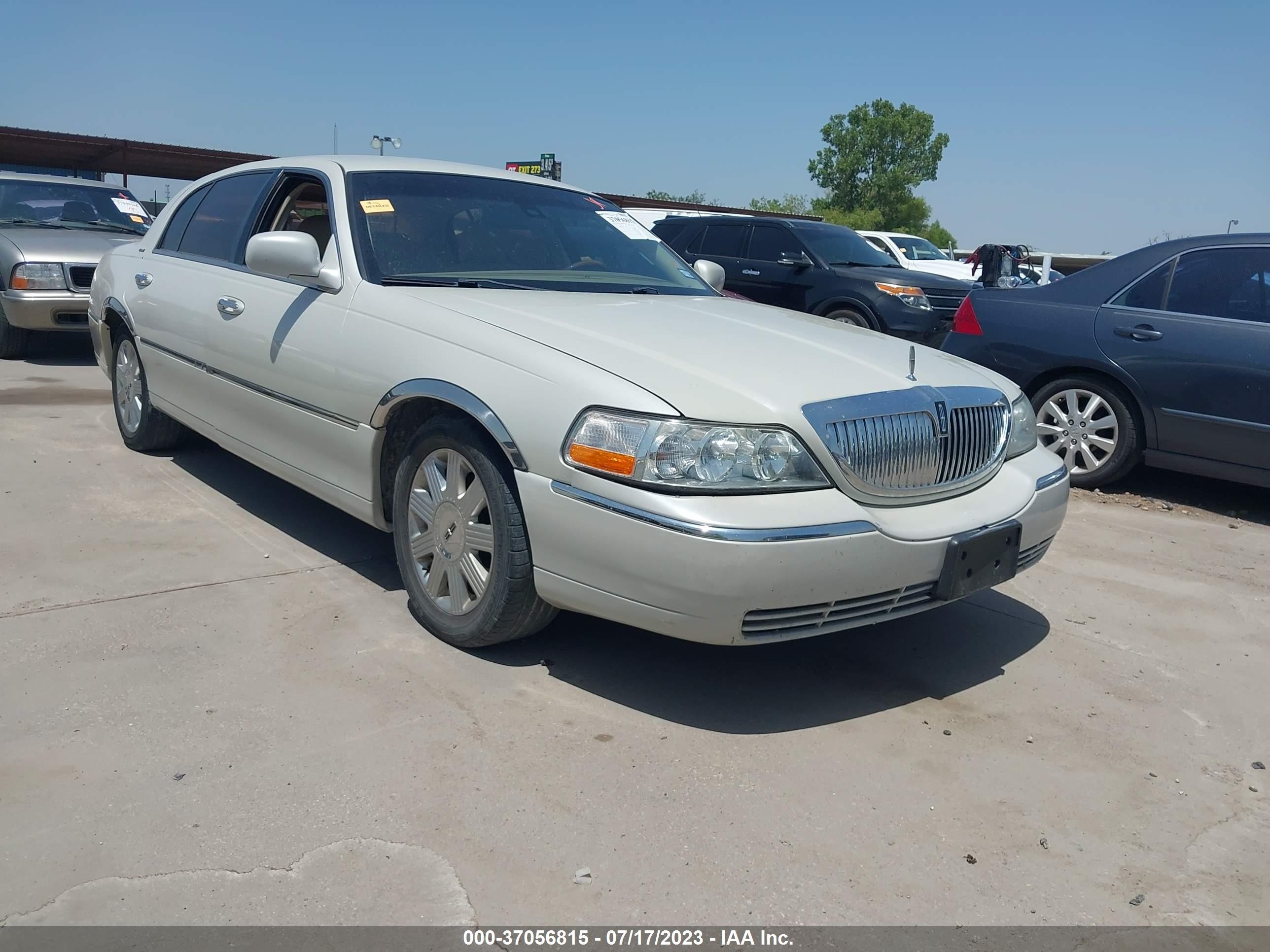 LINCOLN TOWN CAR 2004 1lnhm85w34y677517