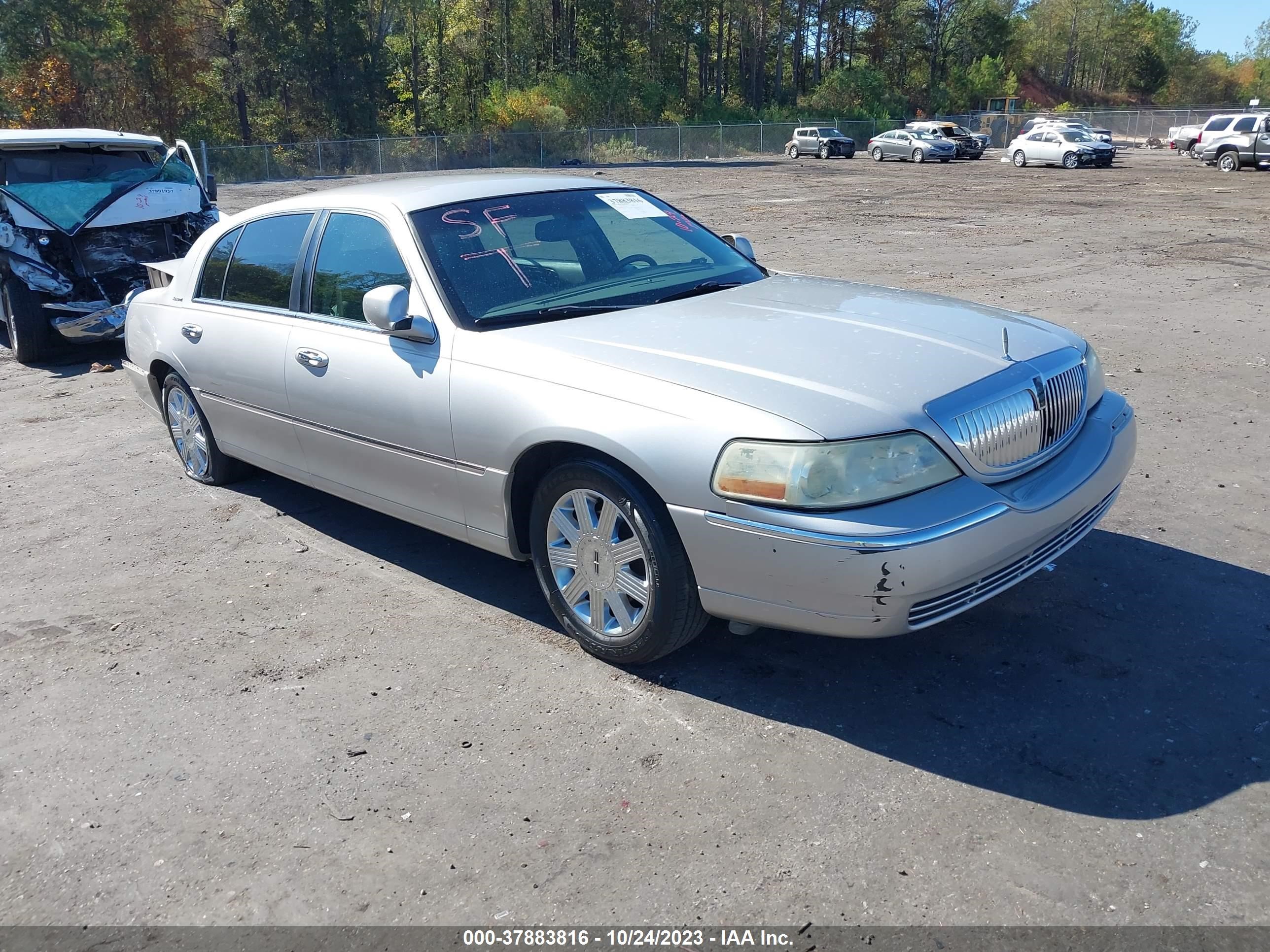 LINCOLN TOWN CAR 2005 1lnhm85w55y637652