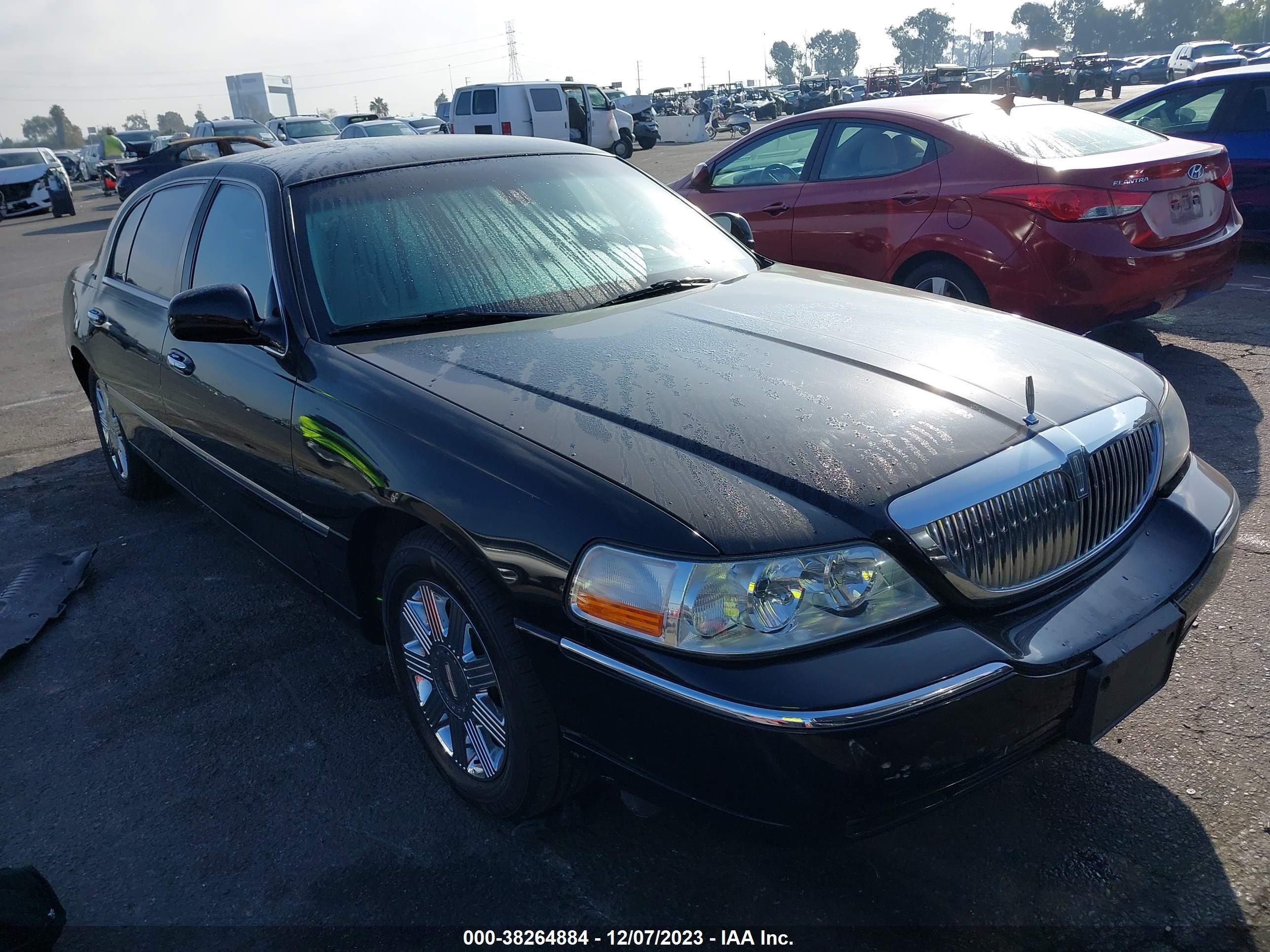 LINCOLN TOWN CAR 2003 1lnhm85w63y655297