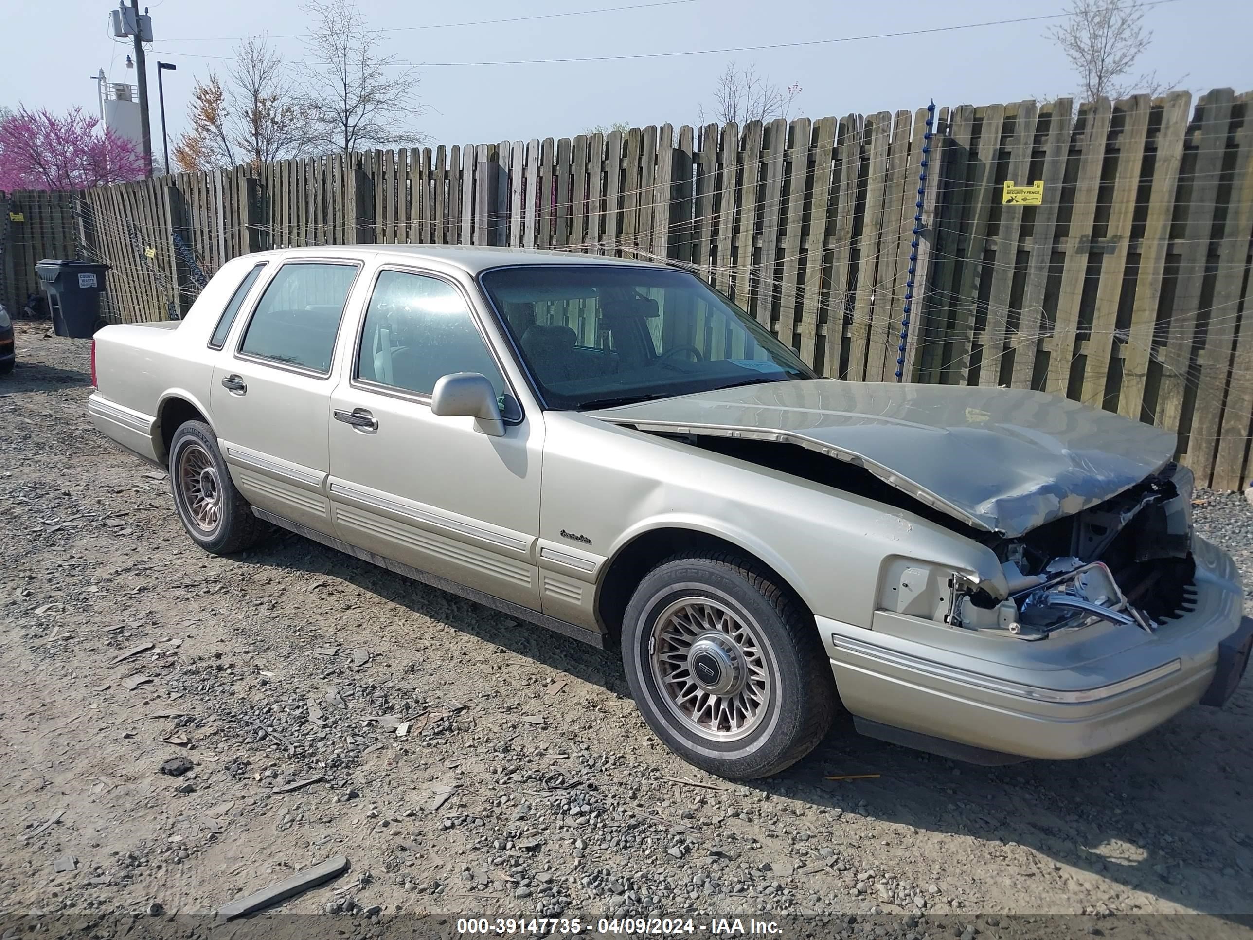 LINCOLN TOWN CAR 1997 1lnlm81w0vy745595