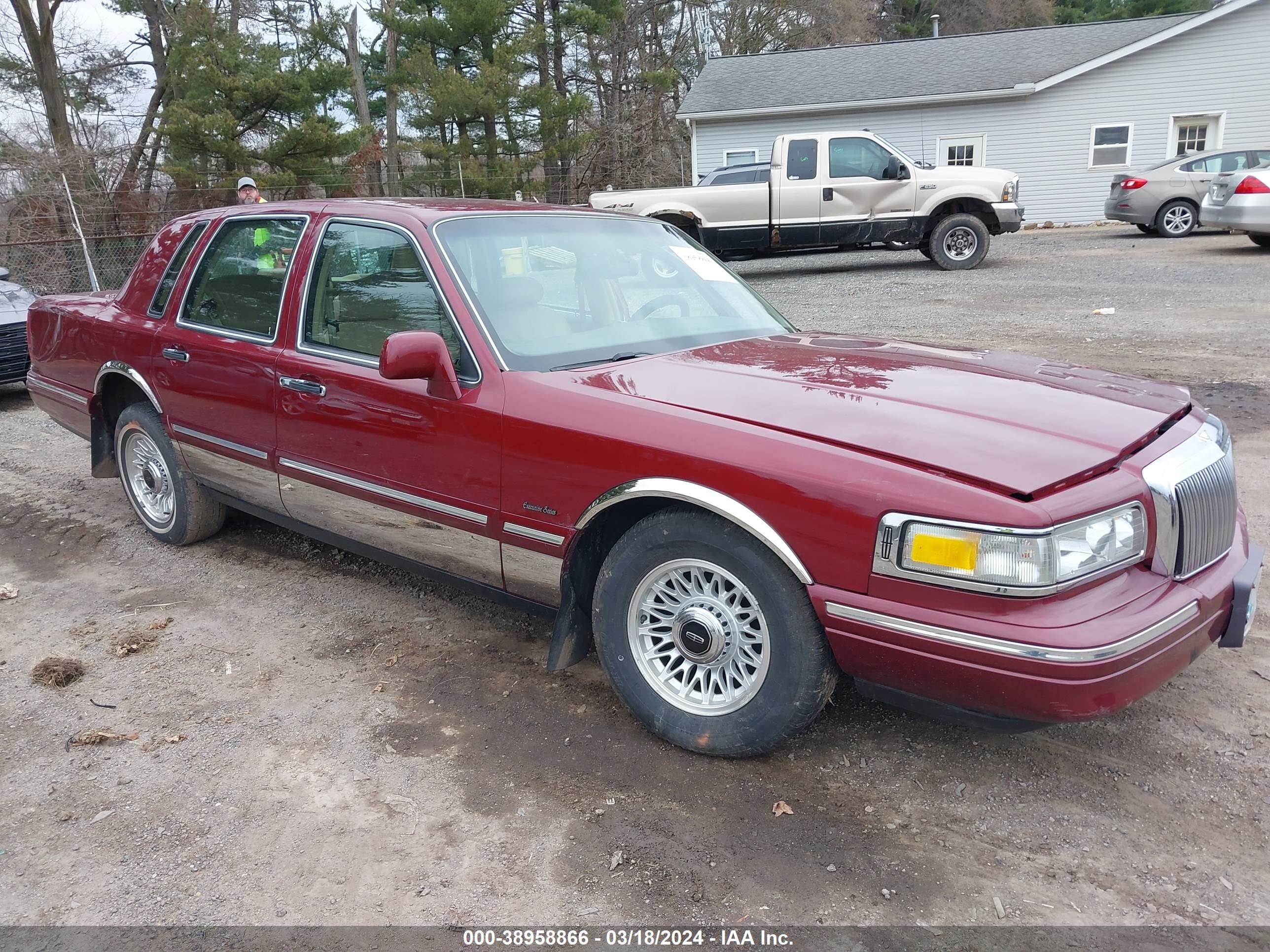 LINCOLN TOWN CAR 1997 1lnlm81w3vy749687