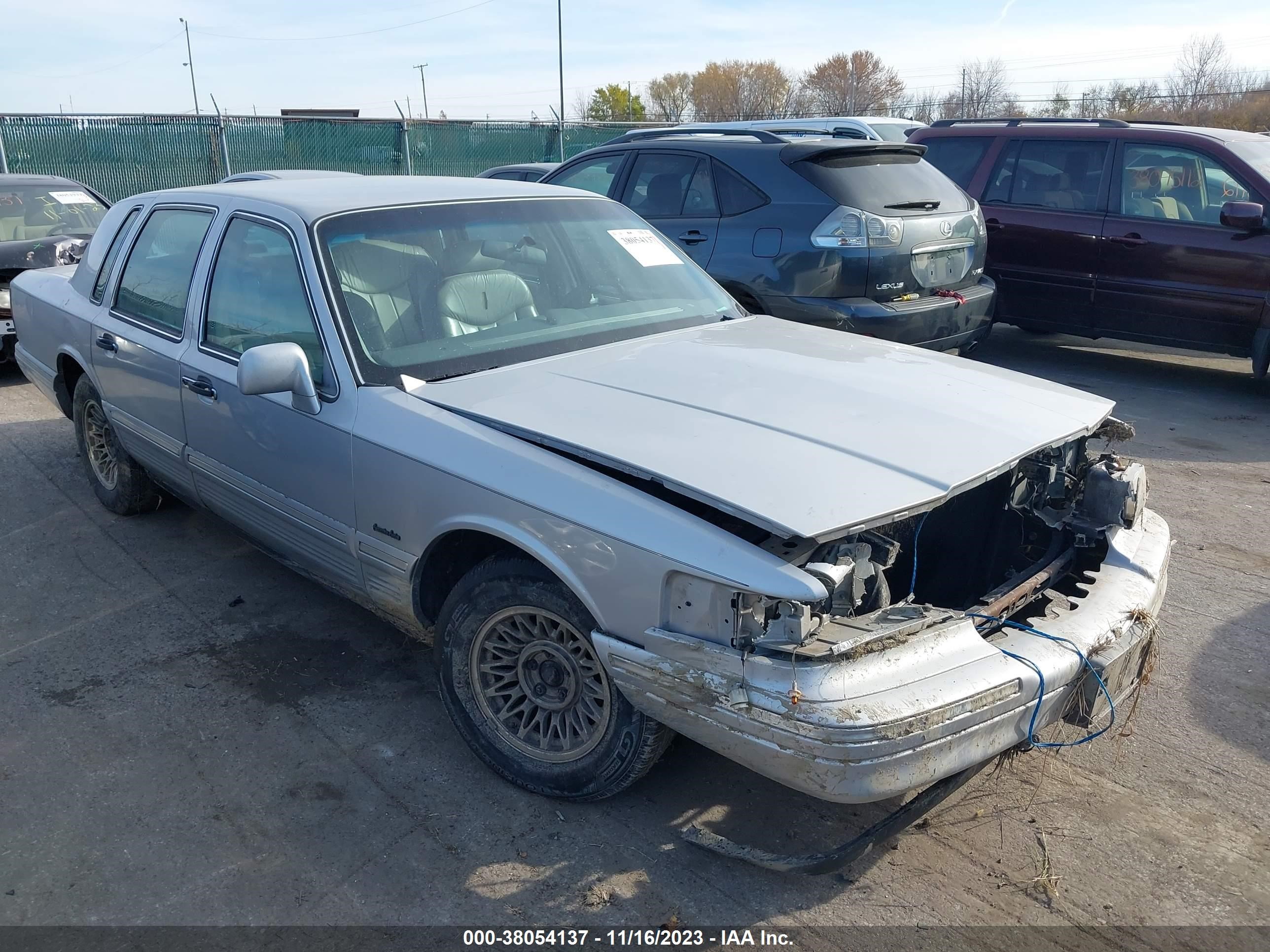 LINCOLN TOWN CAR 1997 1lnlm81w3vy758695