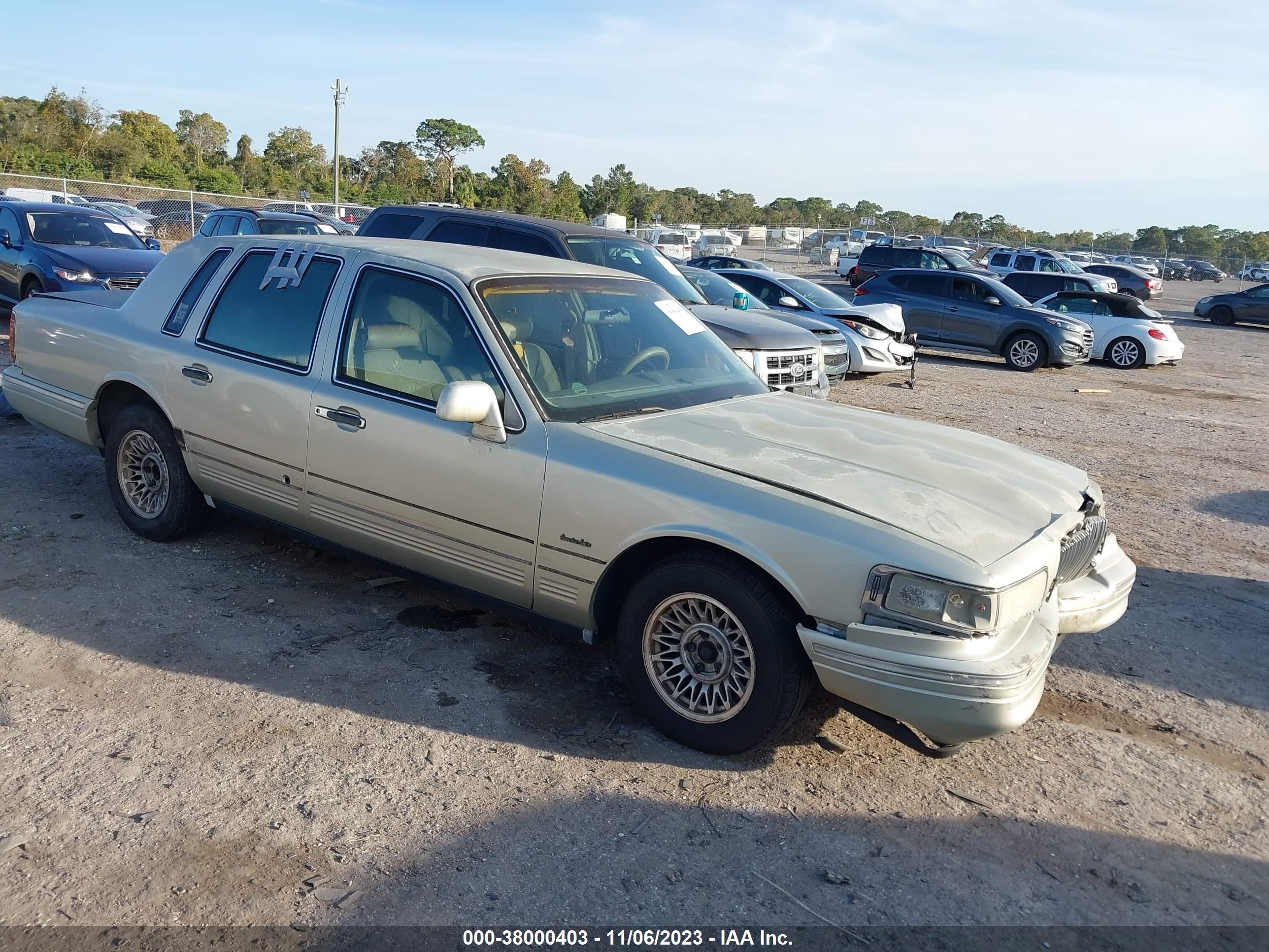 LINCOLN TOWN CAR 1997 1lnlm81w9vy642000