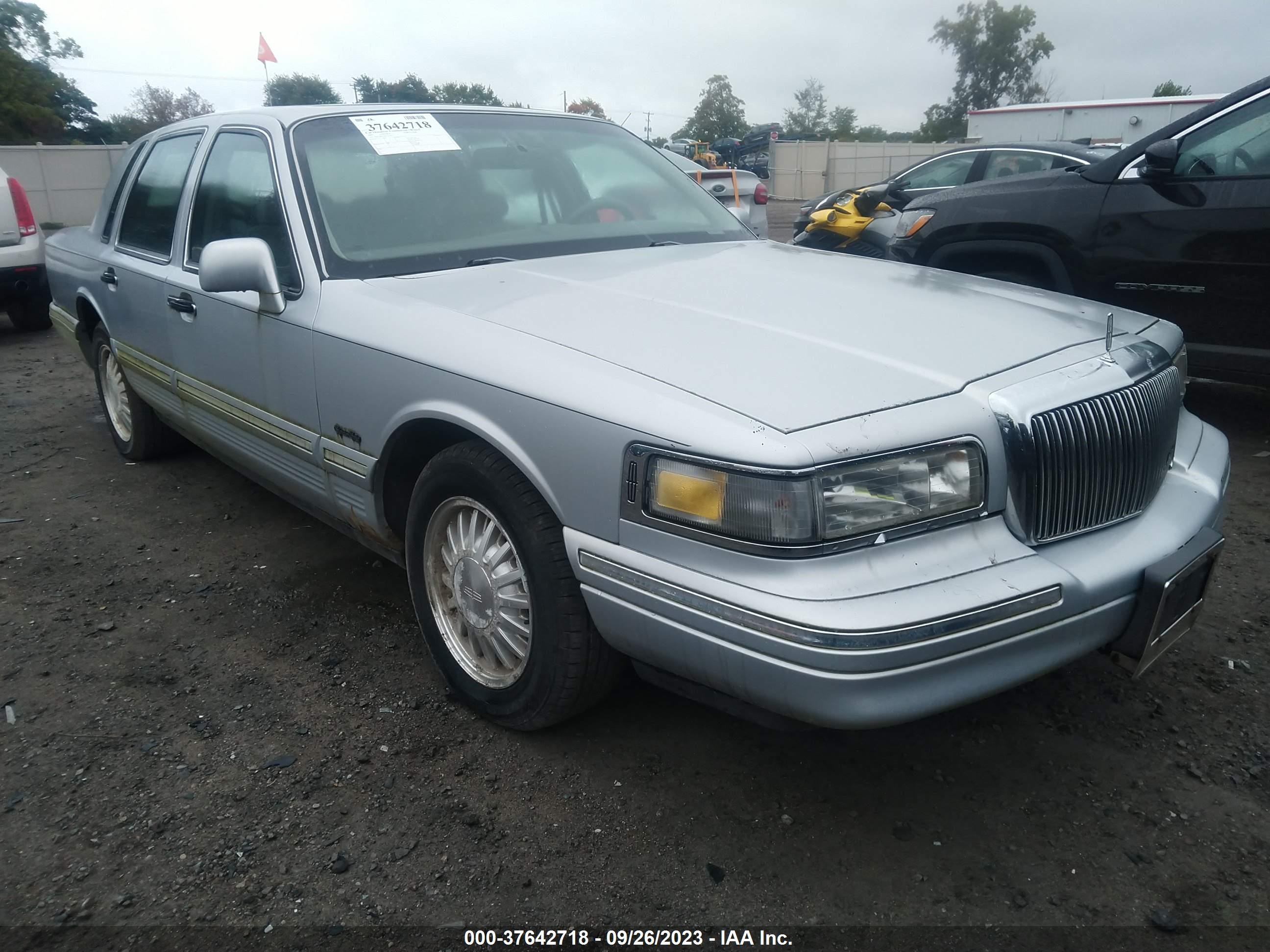 LINCOLN TOWN CAR 1997 1lnlm82w0vy747877