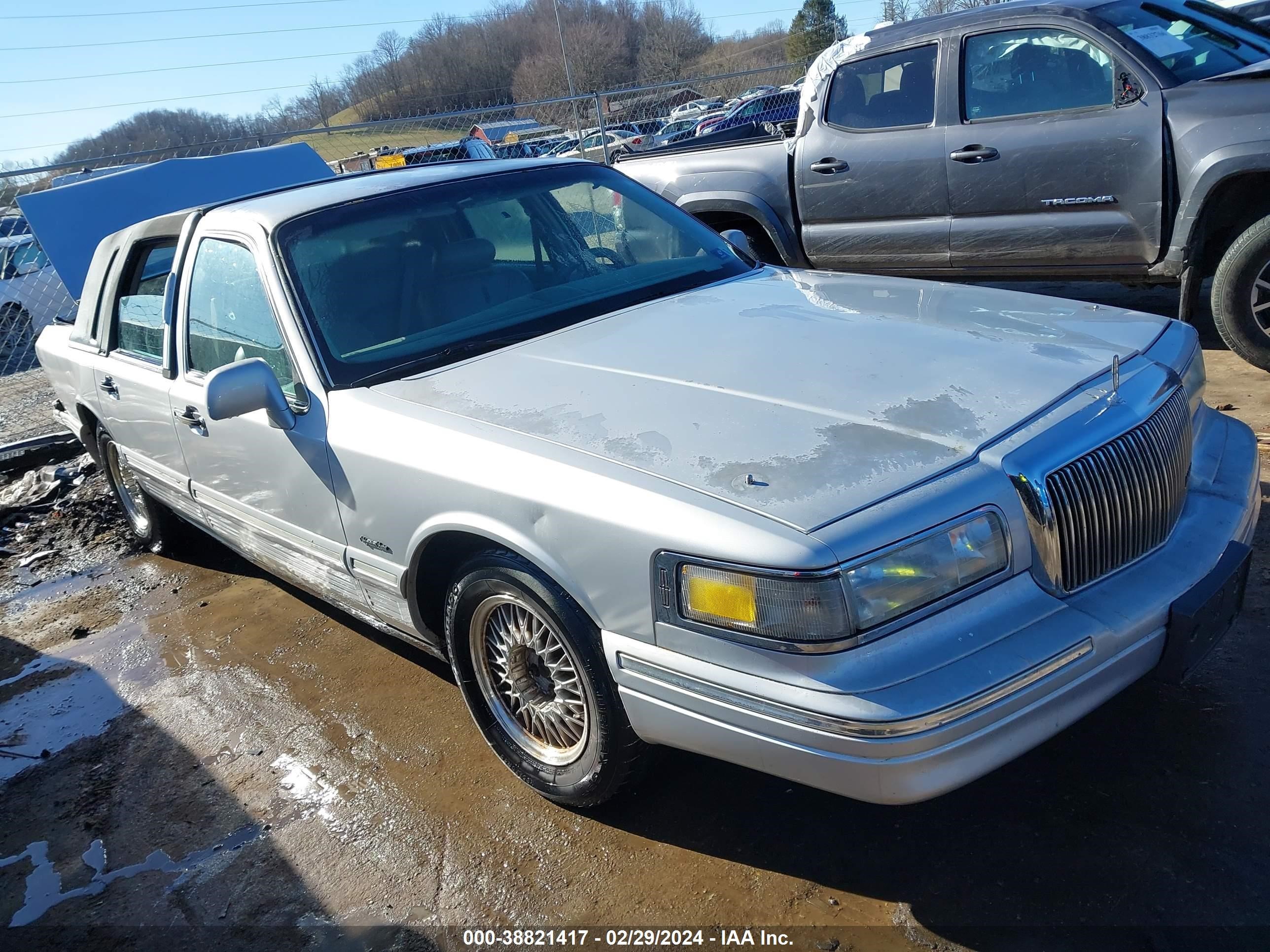 LINCOLN TOWN CAR 1997 1lnlm82w7vy619054